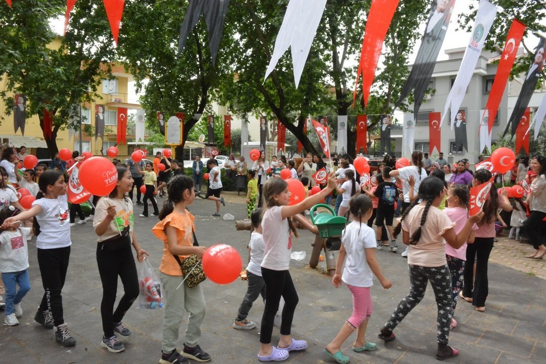 ödemiş belediyesi 23 Nisan Ulusal Egemenlik ve Çocuk Bayramı etkinlikleri kapsamında, Ödemiş belediyesi tarafından kent merkezinin üç farklı noktasında şenlik yapıldı. Çocuklar bayram coşkusunu doyasıya yaşadı.