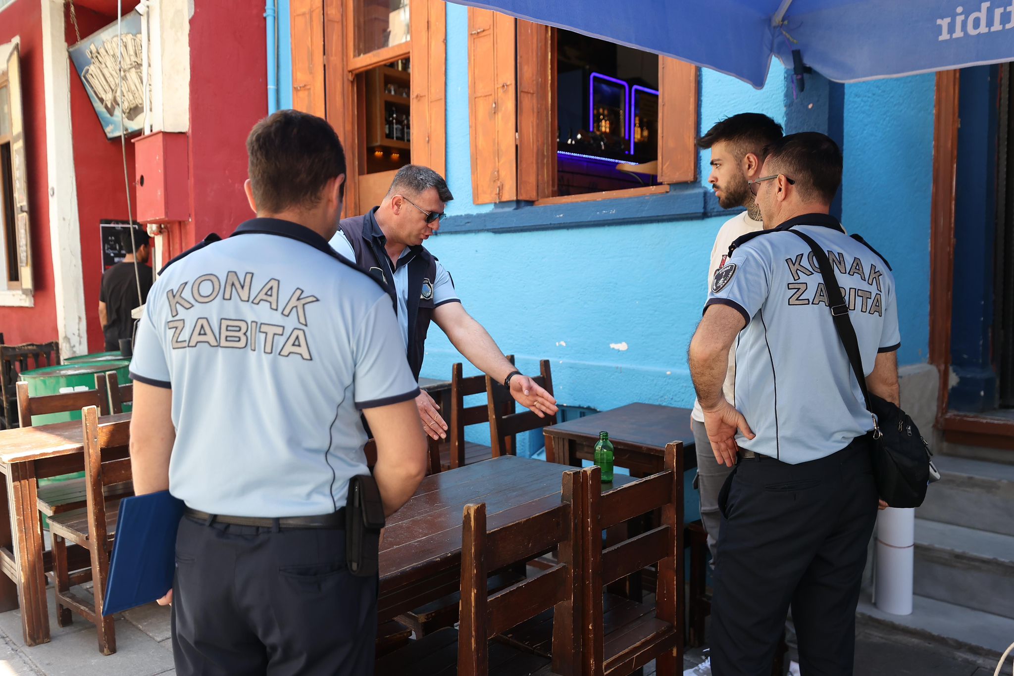 Nilüfer Çınarlı Mutlu Konak Belediyesi Zabıta Müdürlüğü ekipleri, Alsancak’ta işgaliye ve ruhsat denetimi yaptı. Çalışmaya Bornova Sokağı’ndan başlayan ekipler, yol ve kaldırımları işgal ederek yaya geçişine engel olan esnafa uyarıda bulunurken, ruhsatsız çalışan iş yeri sahiplerini de Ruhsat ve Denetim Müdürlüğü’ne yönlendirdi.