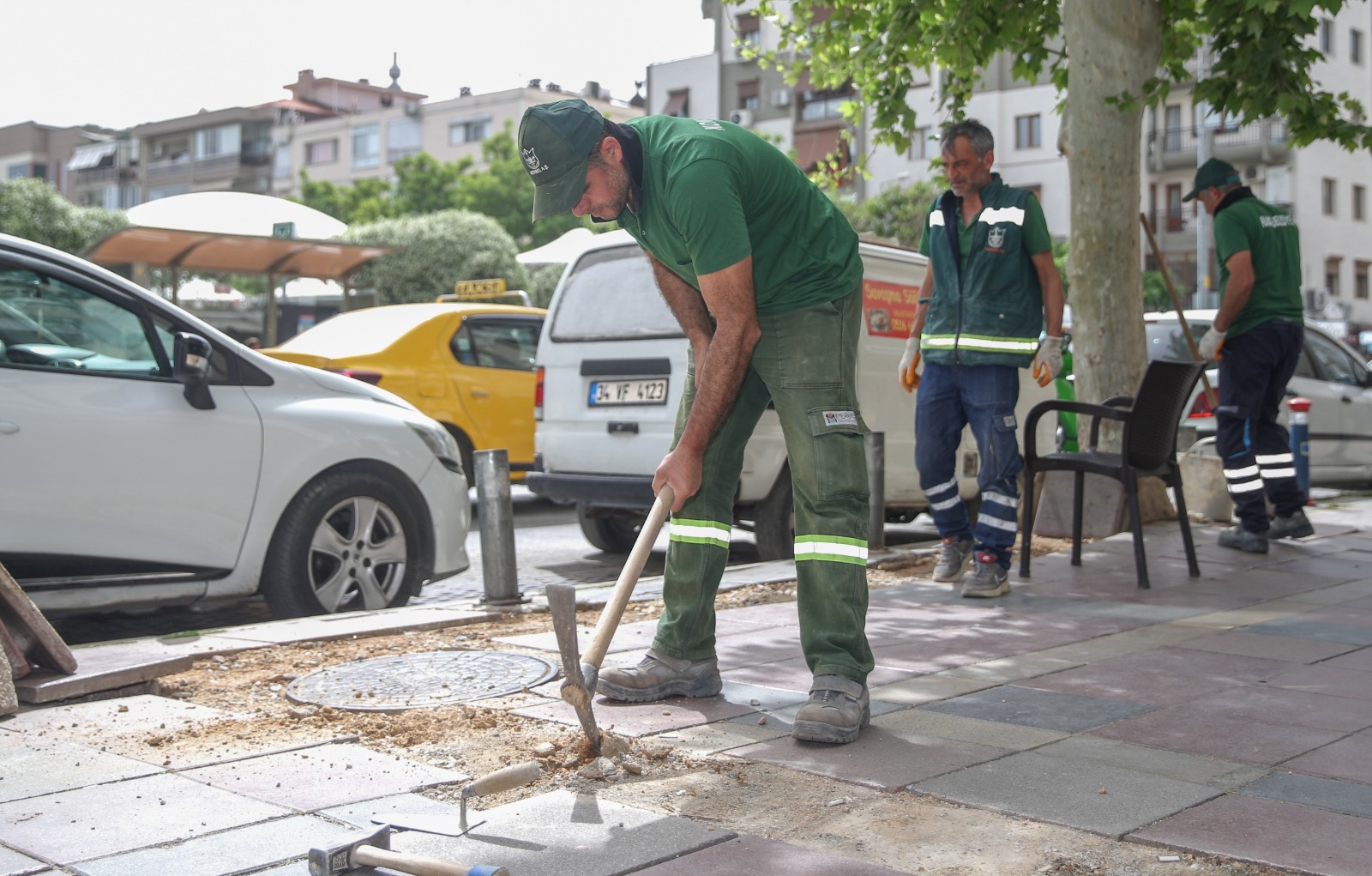 konak belediyesi, Nilüfer Çınarlı Mutlu Konak Belediyesi Fen İşleri Müdürlüğü ekipleri kaldırımları mercek altına aldı. Kırılan, oynayan kaldırım taşlarının bakım, onarım ve yenilemesini yapan ekipler işe Güzelyalı-Göztepe arasındaki kaldırım taşlarıyla başladı.