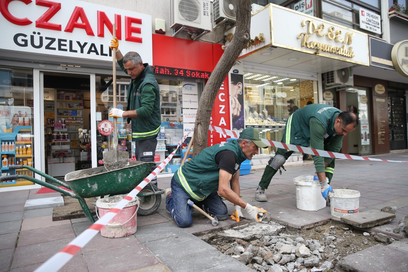 Nilüfer Çınarlı Mutlu Konak Belediyesi Fen İşleri Müdürlüğü ekipleri kaldırımları mercek altına aldı. Kırılan, oynayan kaldırım taşlarının bakım, onarım ve yenilemesini yapan ekipler işe Güzelyalı-Göztepe arasındaki kaldırım taşlarıyla başladı.