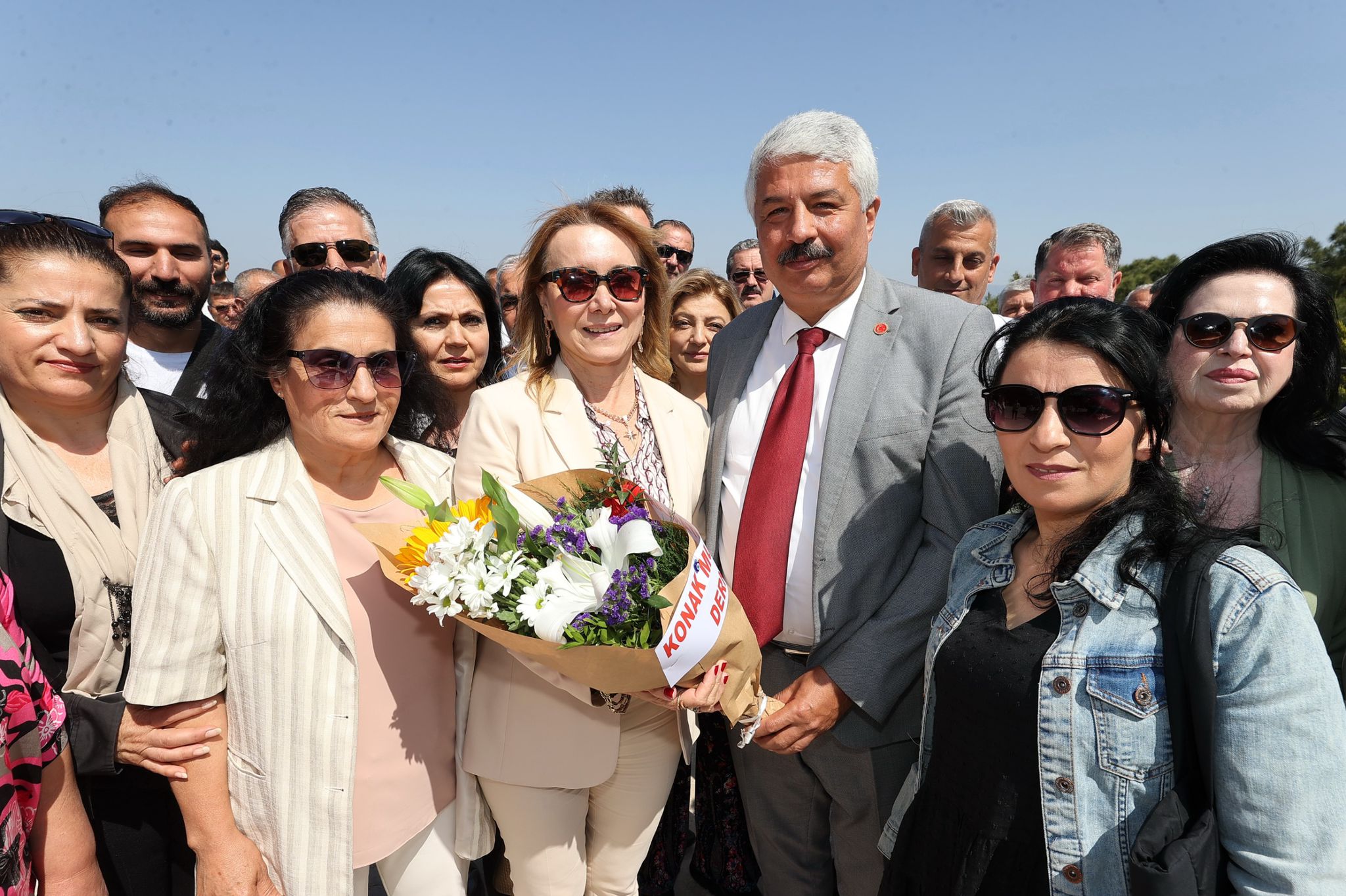 Nilüfer Çınarlı Mutlu Konak mahalle muhtarlarıyla bir araya gelen Başkan Mutlu yeni dönemde, herkesin birbirine destek olduğu, dayanışmanın yaşandığı yeni nesil bir yönetim anlayışla hizmet üreteceklerini söyledi. Başkan Mutlu, “Eski usul çalışma anlayışı bir kenara bırakıldı. Büyük bir dayanışma içinde; sen ben ayrımı olmadan çalıştığımız bir yönetim anlayışını İzmir’e getirmek istiyoruz. Topyekün bir başarı hikayesi yazacağız” dedi.