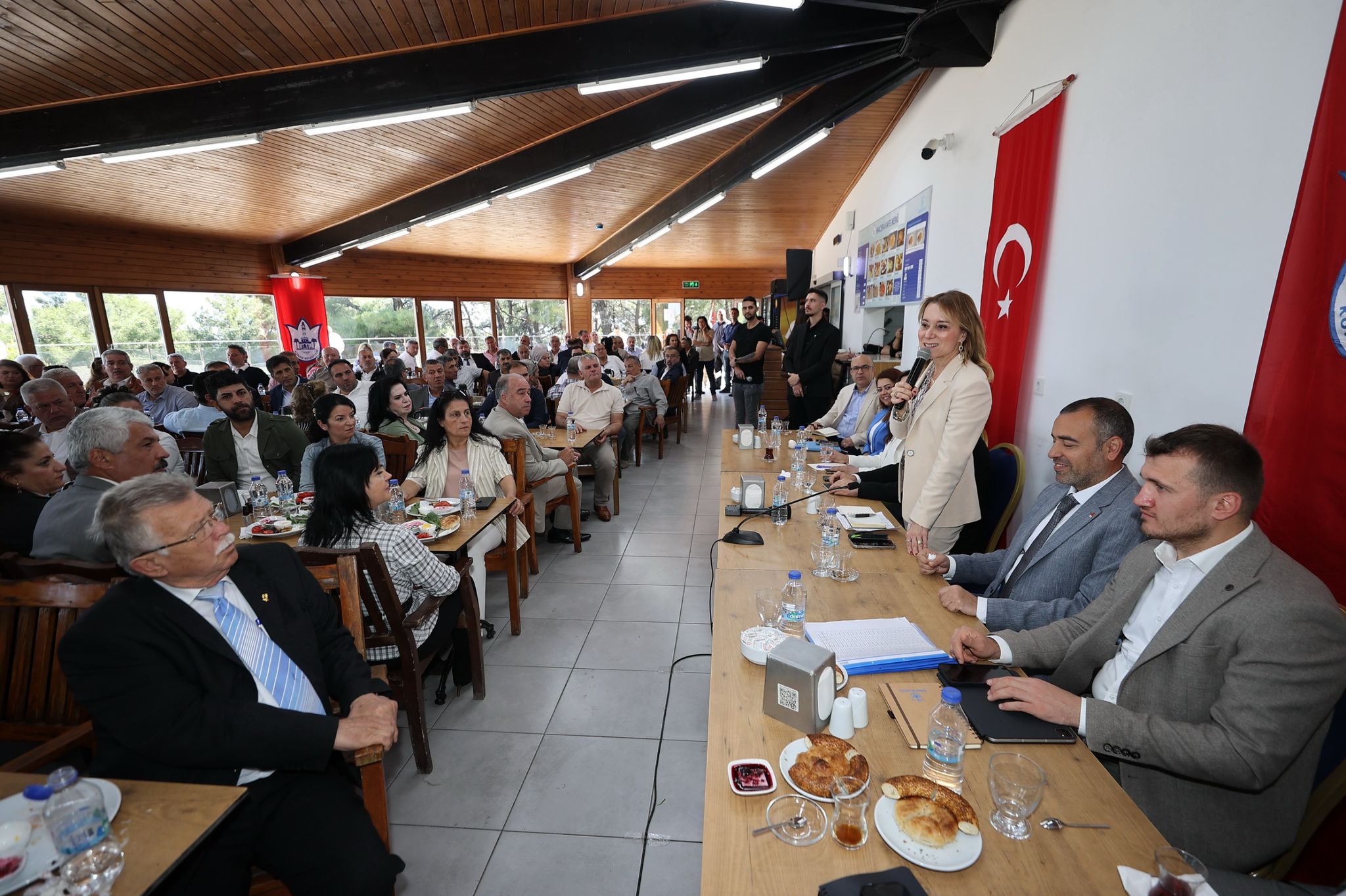 Nilüfer Çınarlı Mutlu Konak mahalle muhtarlarıyla bir araya gelen Başkan Mutlu yeni dönemde, herkesin birbirine destek olduğu, dayanışmanın yaşandığı yeni nesil bir yönetim anlayışla hizmet üreteceklerini söyledi. Başkan Mutlu, “Eski usul çalışma anlayışı bir kenara bırakıldı. Büyük bir dayanışma içinde; sen ben ayrımı olmadan çalıştığımız bir yönetim anlayışını İzmir’e getirmek istiyoruz. Topyekün bir başarı hikayesi yazacağız” dedi.