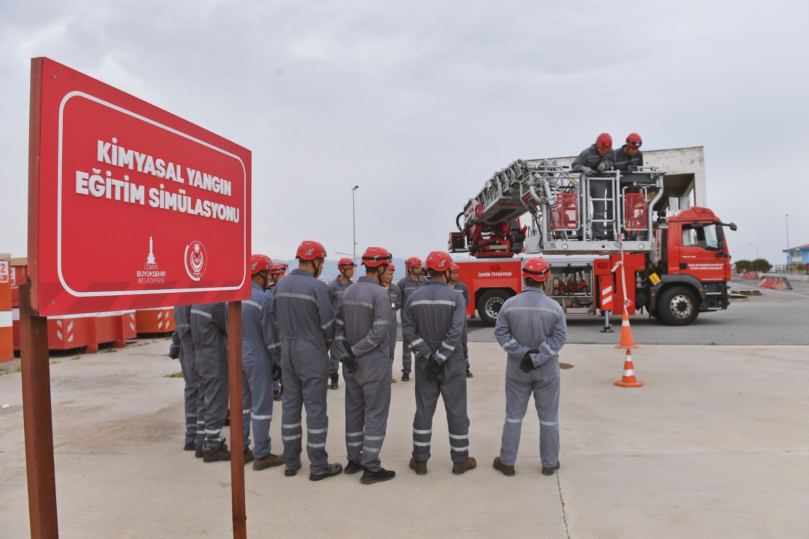 İzmir'in genç itfaiyecileri sıkı eğitimlerle göreve hazırlanıyor