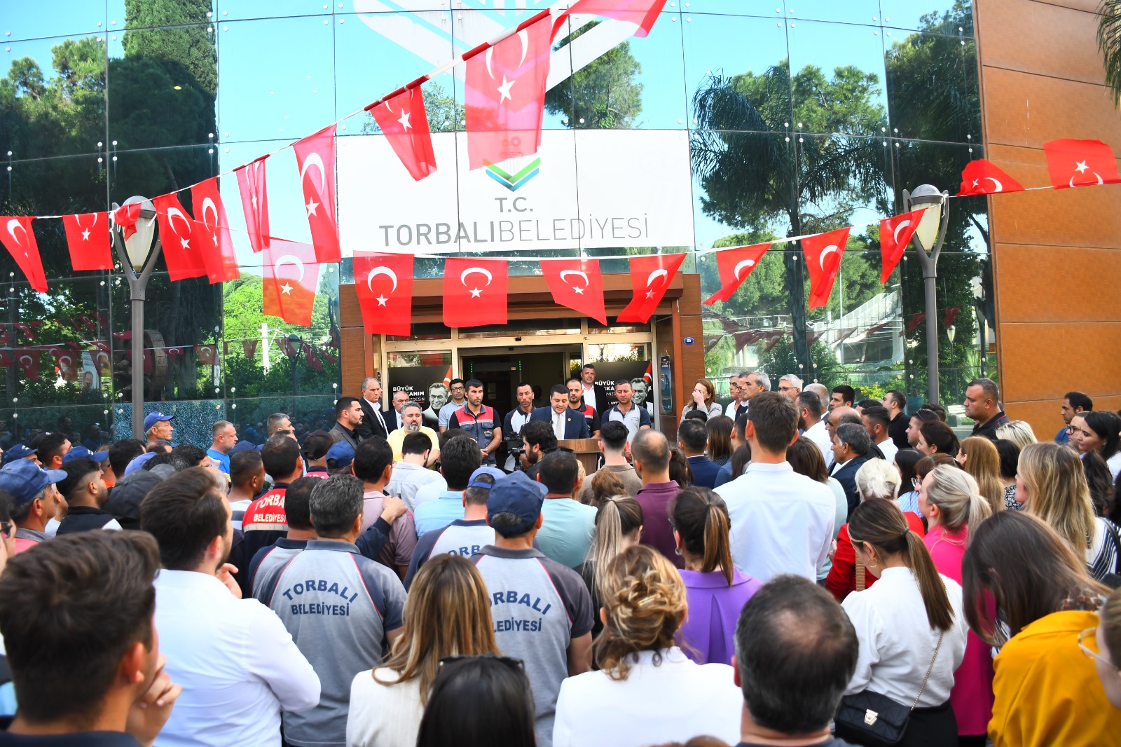 Torbalı Belediyesi 1 Mayıs’ı halaylarla kutladı