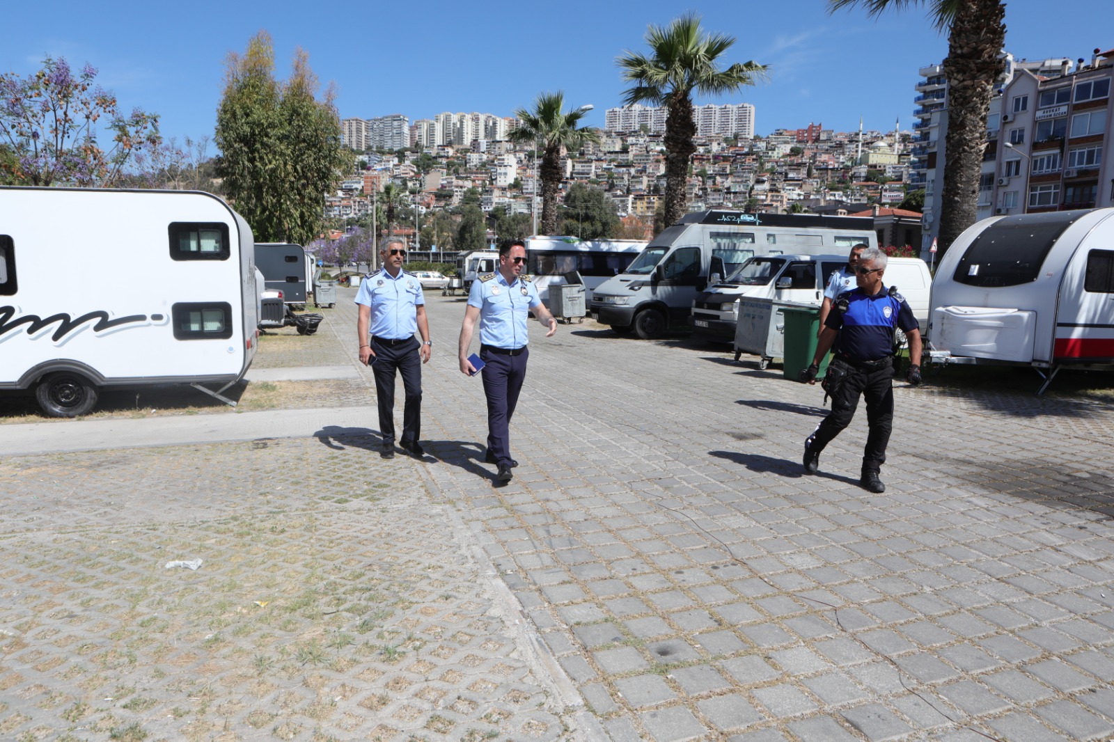 Bayraklı’da karavan işgaline zabıta engeli