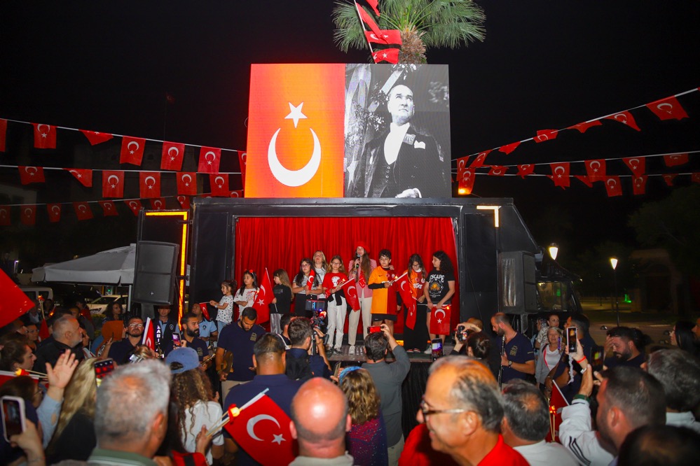 Lal Denizli Çeşme Belediyesi, 19 Mayıs Atatürk’ü Anma, Gençlik ve Spor Bayramı’nda yüzlerce Atatürk sevdalısını kortejde buluşturdu. Türk Bayrakları ile gelincik tarlasına dönüşen kentte muhteşem bir bayram coşkusu yaşandı. Başkan Denizli; “Atatürk’ün kurduğu, bizlere emanet ettiği bu Cumhuriyet'e ne katabiliyorsak, bir tuğla ekleyebiliyorsak, geleceğimizi daha iyi yapmak için ülkemize yakışır yarınları hep birlikte inşa etmek için katılımcı bir anlayışla daima dayanışma içinde kadınıyla, genciyle, yaş almışıyla, çocuklarla bir arada yol yürüyebilirsek gerçekten fark yaratabiliriz" dedi.