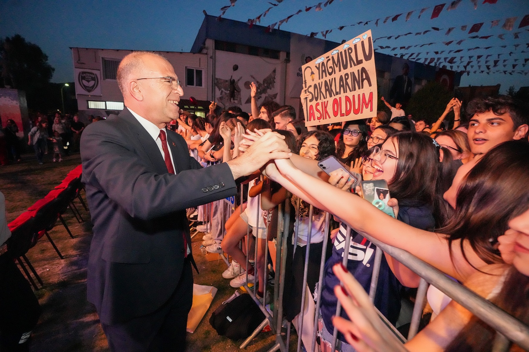 Gaziemir Gençlik Festivali’ne Yaşlı Amca ile muhteşem final