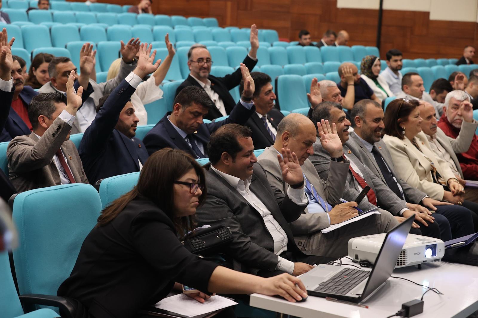 Nilüfer Çınarlı Mutlu Konak Belediye Başkanı Nilüfer Çınarlı Mutlu meclis toplantısında, belediyenin yenilenen kadrolarını açıkladı. Konak Belediyesi’nin yenilenerek güçlendiğini ifade den Başkan Mutlu şeffaf yönetim ilkesine de vurgu yaparak, “Sadece meclis üyelerine değil, Konak halkıyla verilerimizi paylaşacağız” dedi.