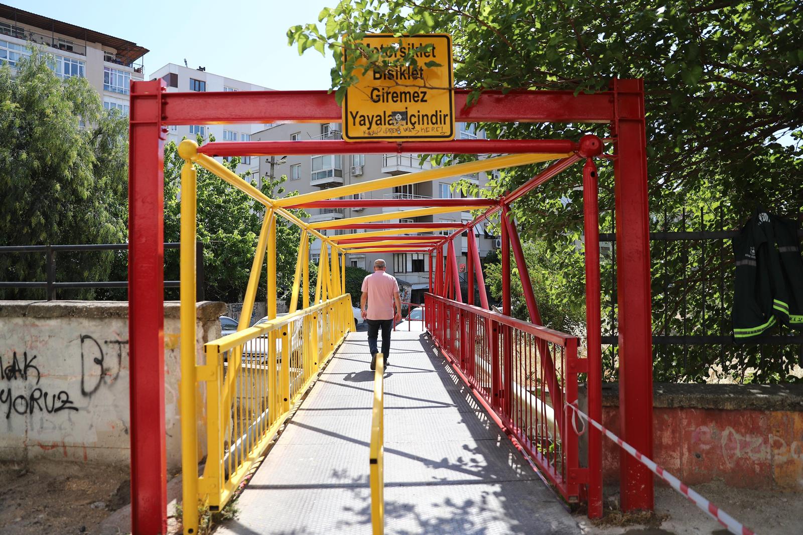 Nilüfer Çınarlı Mutlu Konak Belediyesi Fen İşleri Müdürlüğü ilçenin dört bir yanında yol ve kaldırımların bakım, onarım ve yenileme çalışmalarına hız kesmeden devam ediyor. Güzelyalı-Göztepe arasındaki kaldırım taşlarının onarım ve yenilemesini bitiren ekipler, çalışmalarına ilçenin başka noktalarında devam ediyor.