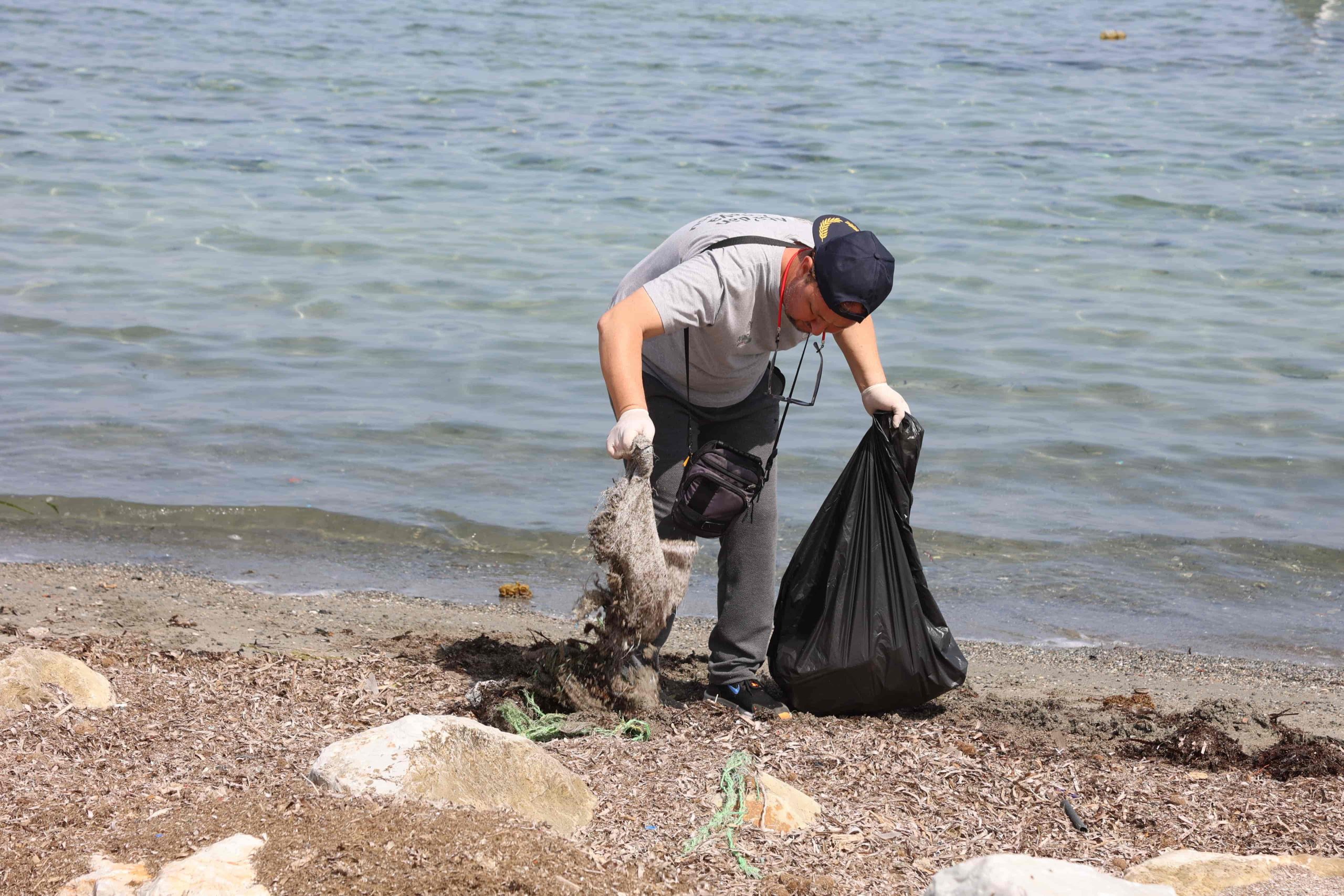 Urla'da gönüllüler 45 dakikada 332 kg çöp topladı