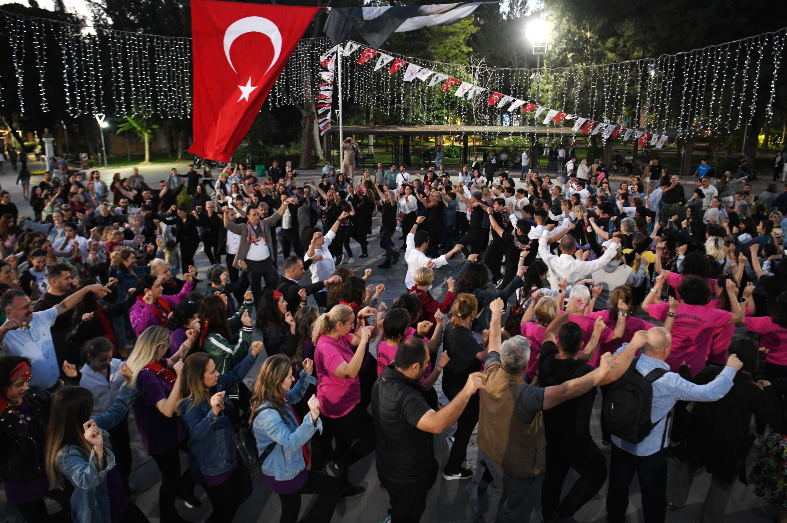 Dünya Dans Günü’nde Bornova’da 280 dansçı sahneye çıktı