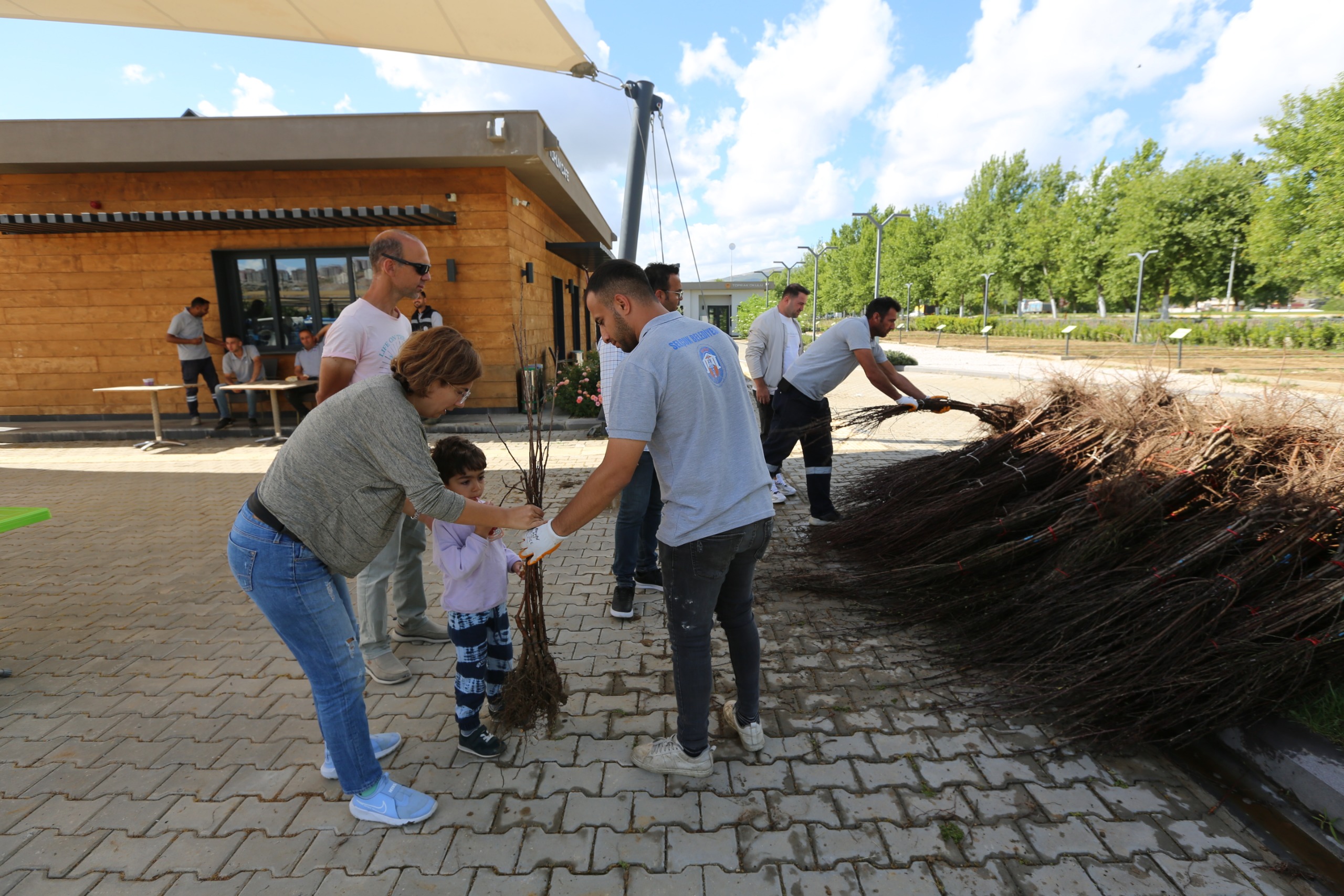 EFES SELÇUK BELEDİYESİ ATALIK TOHUMLARDAN ÜRETTİĞİ FİDELERİ HALKLA BULUŞTURDU