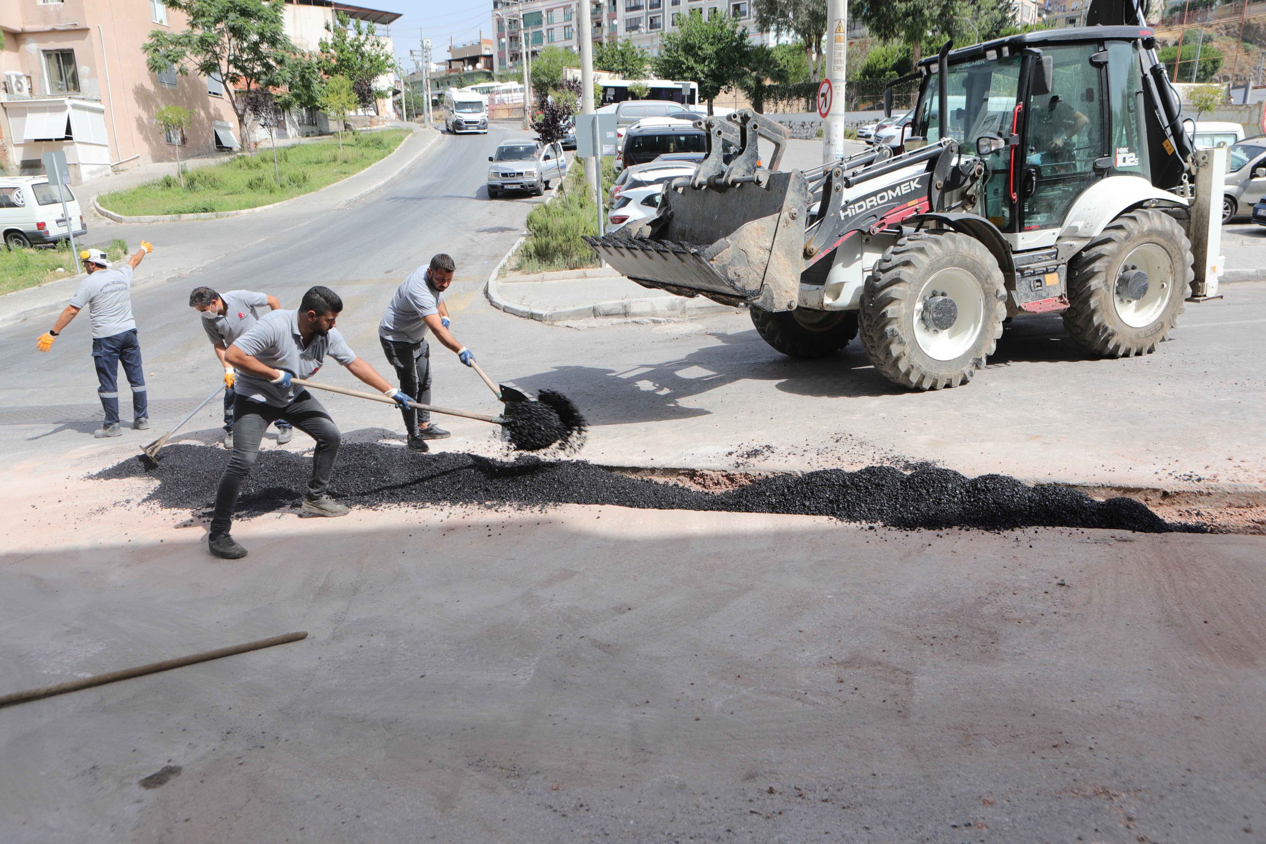 Bayraklı'da yollar yenileniyor 