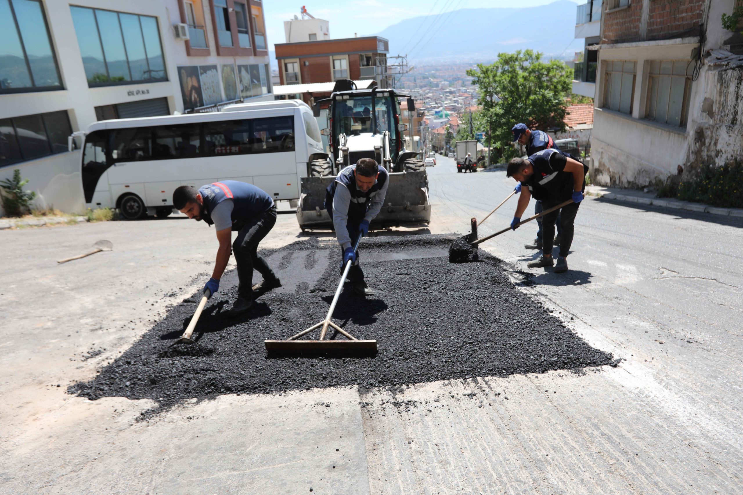 Bayraklı'da yollar yenileniyor 