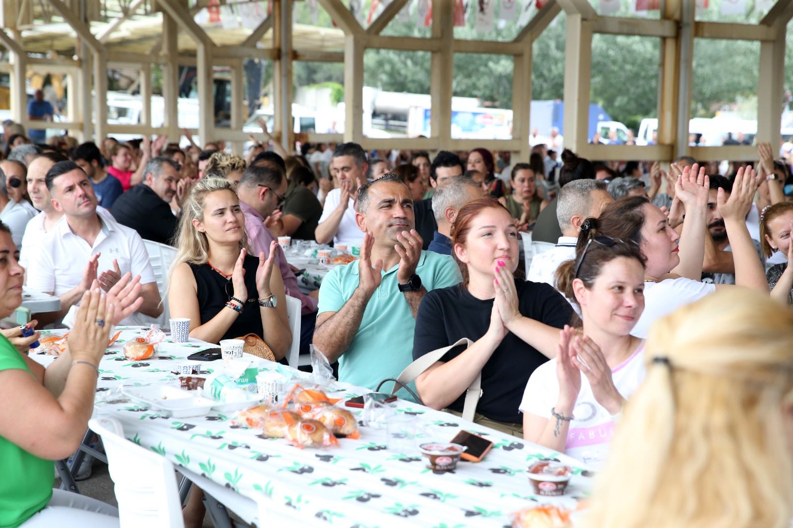 Başkan Ünsal ve yüzlerce emekçi bayram sofrasını paylaştı