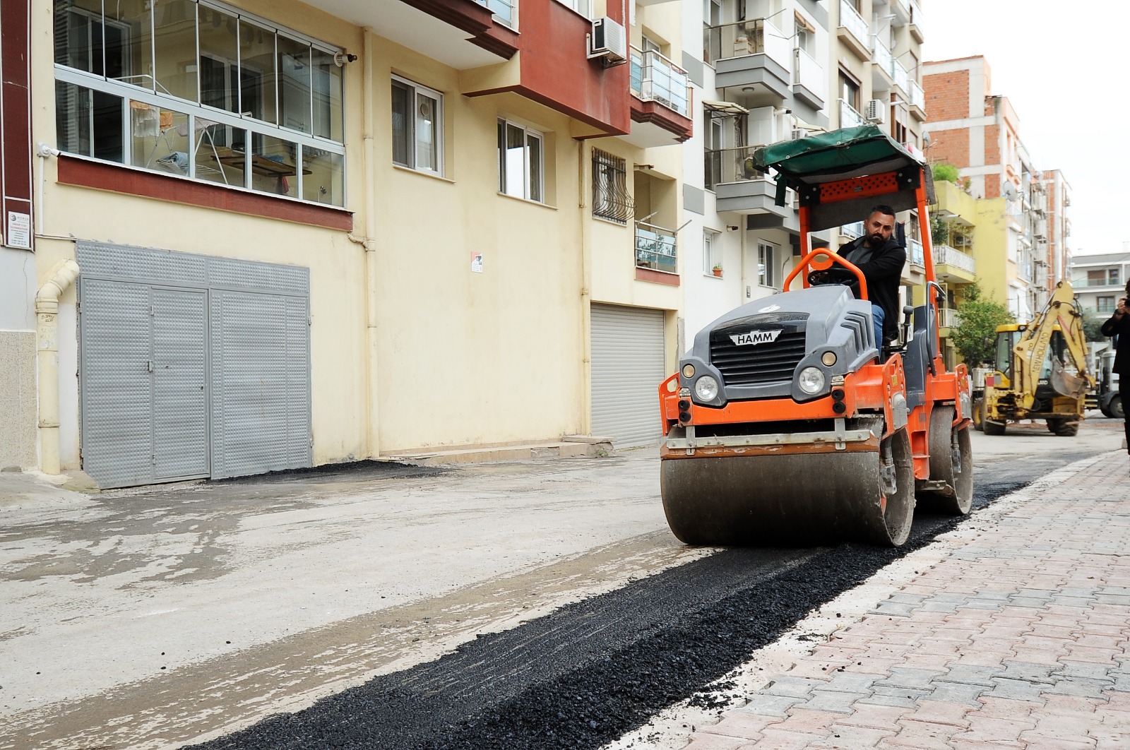 Karşıyaka Belediyesi üretiyor, sokaklar güzelleşiyor