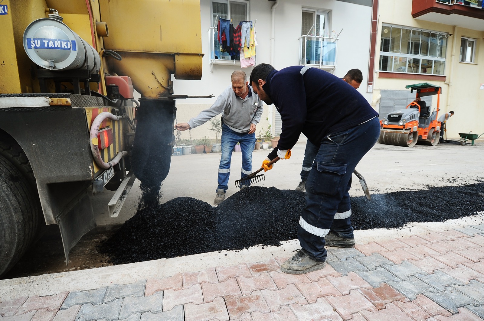 Karşıyaka Belediyesi üretiyor, sokaklar güzelleşiyor