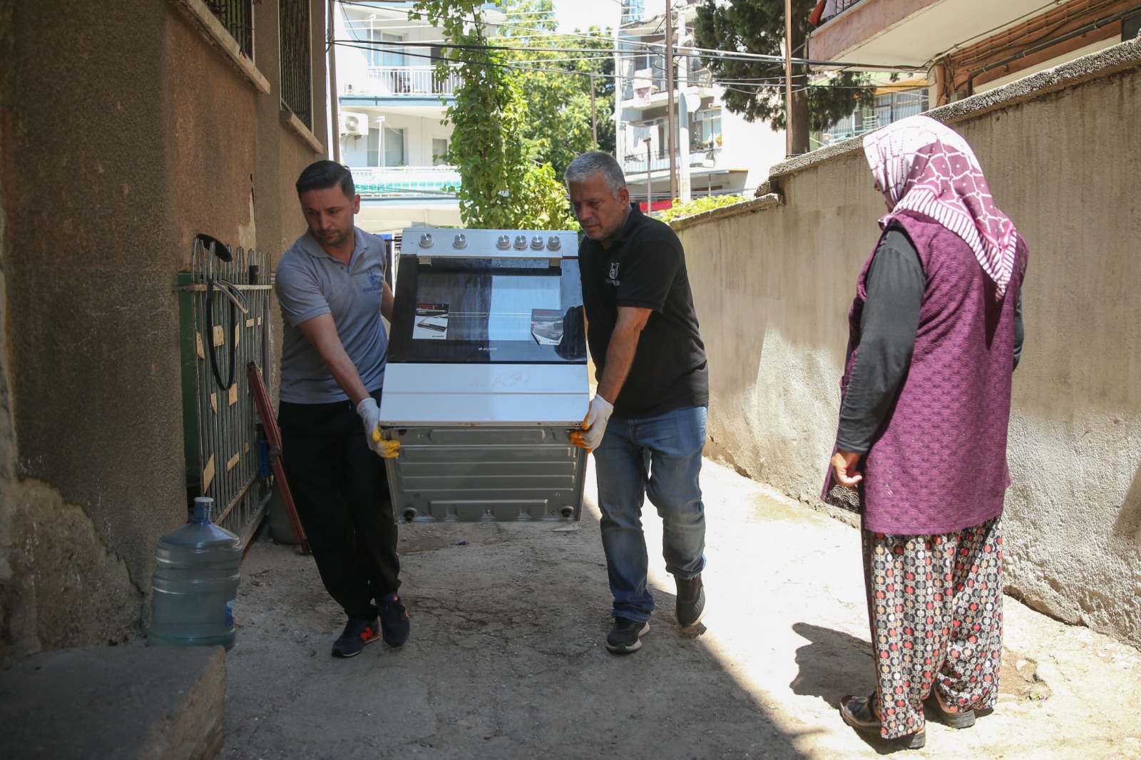 Konak’ta evden eve dayanışma: İkinci El Eşya Hattı