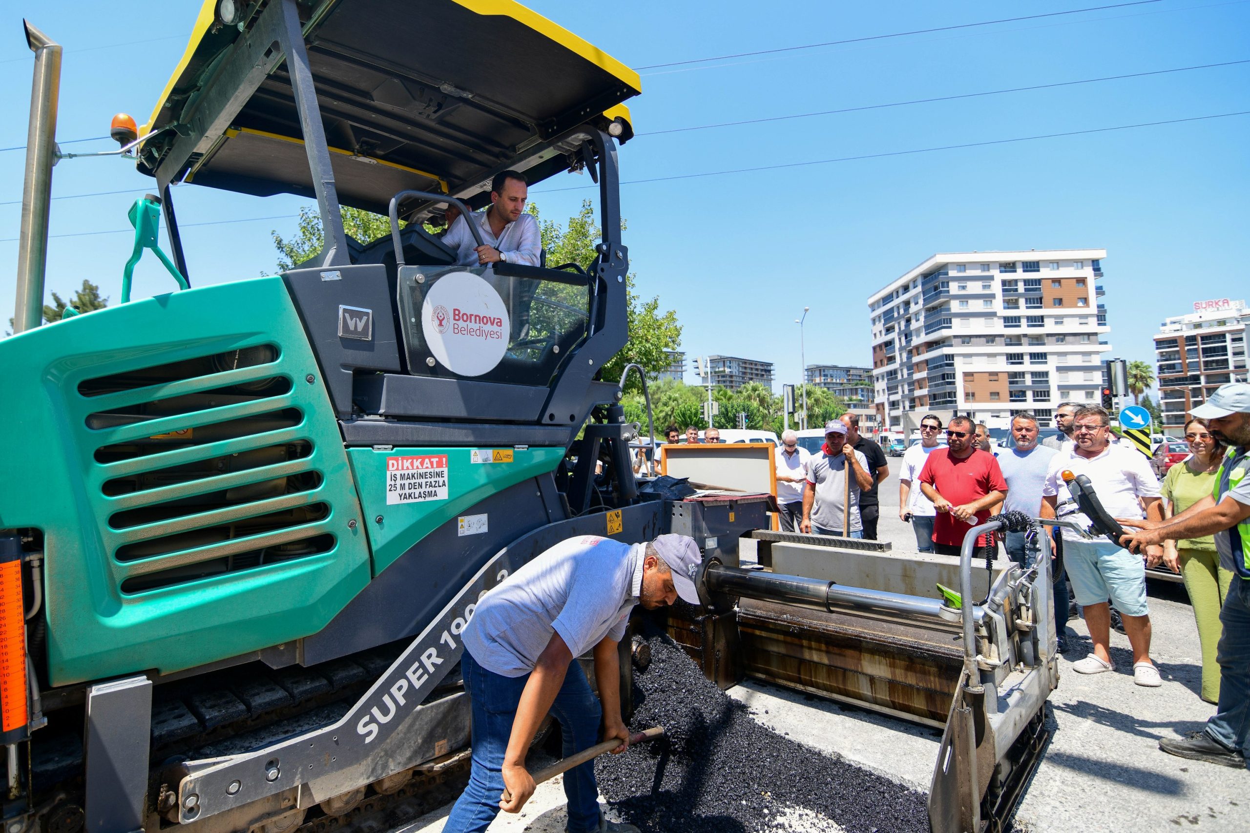 Bornova Belediyesi düzgün yollar için durmadan çalışıyor