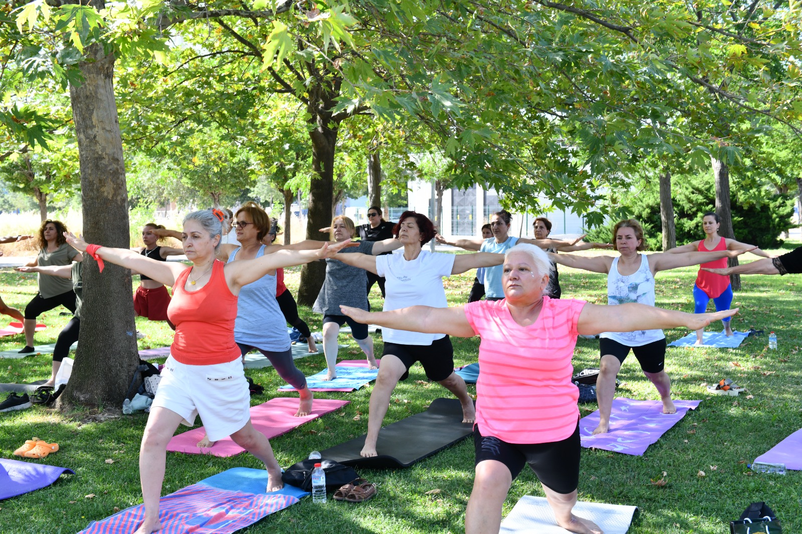 Çiğlili Kadınlar Güne Açık Havada Yoga Yaparak Başlıyor