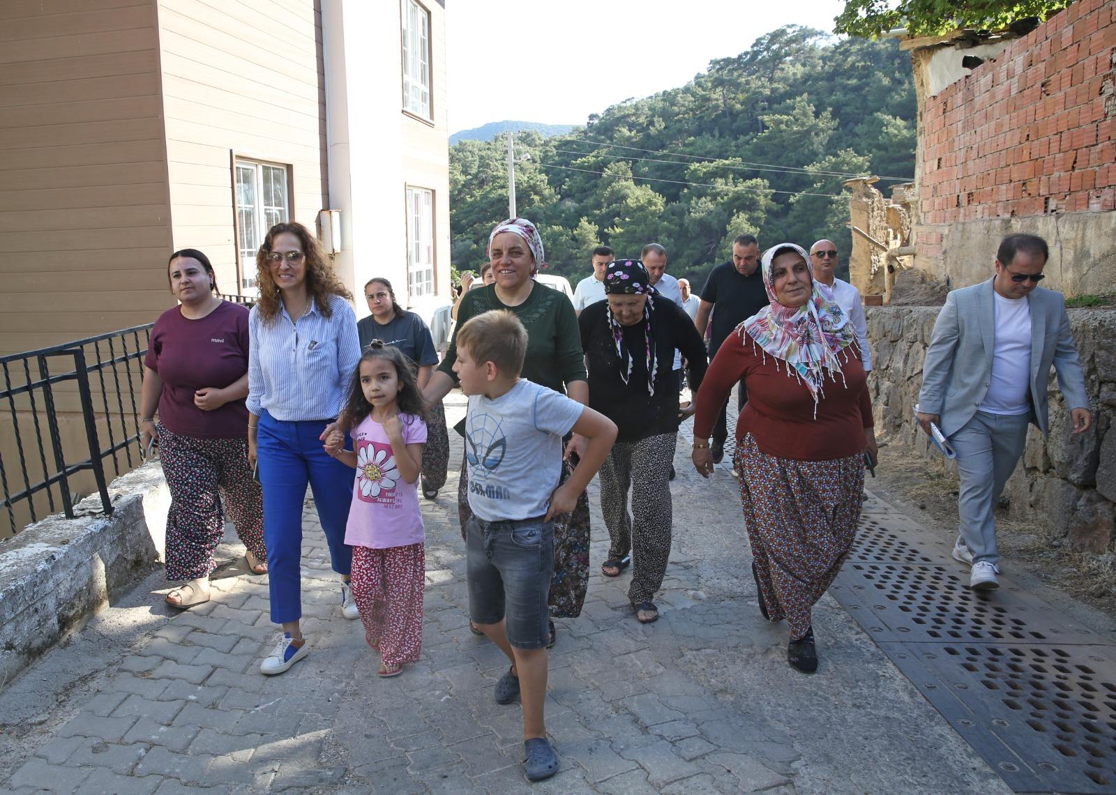 Başkan Ünsal köylerde halkla kucaklaştı