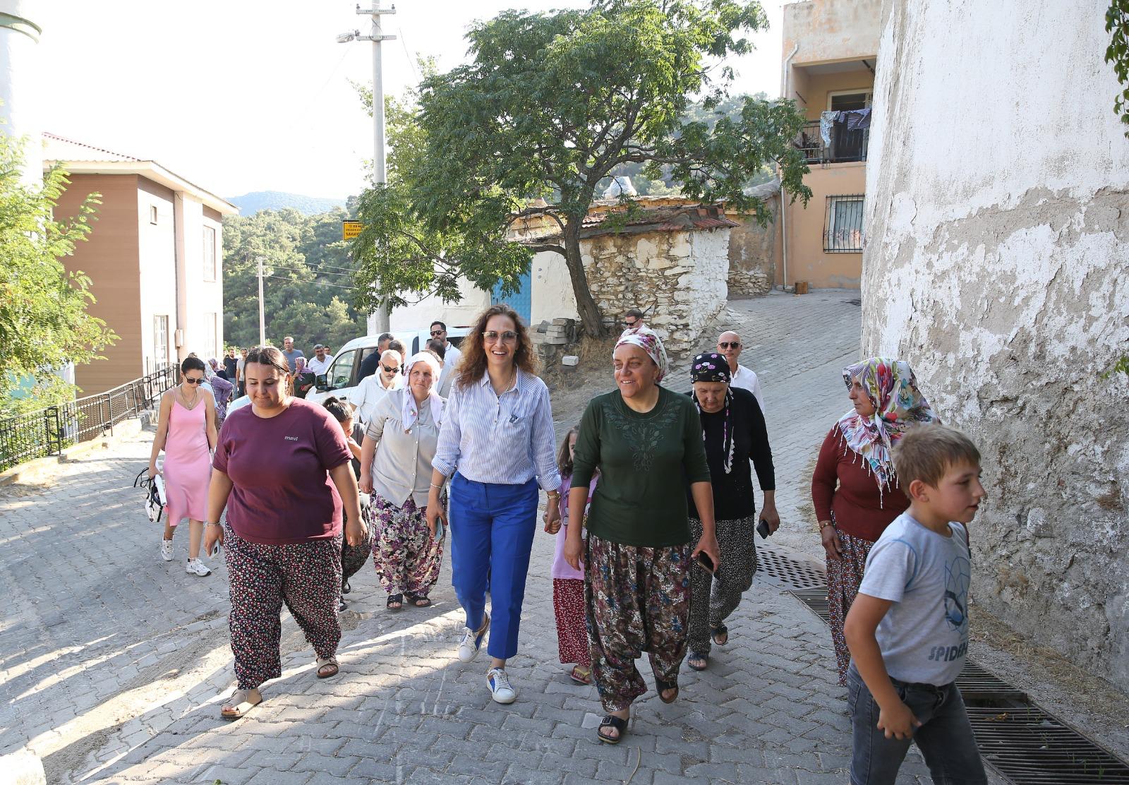 Başkan Ünsal köylerde halkla kucaklaştı