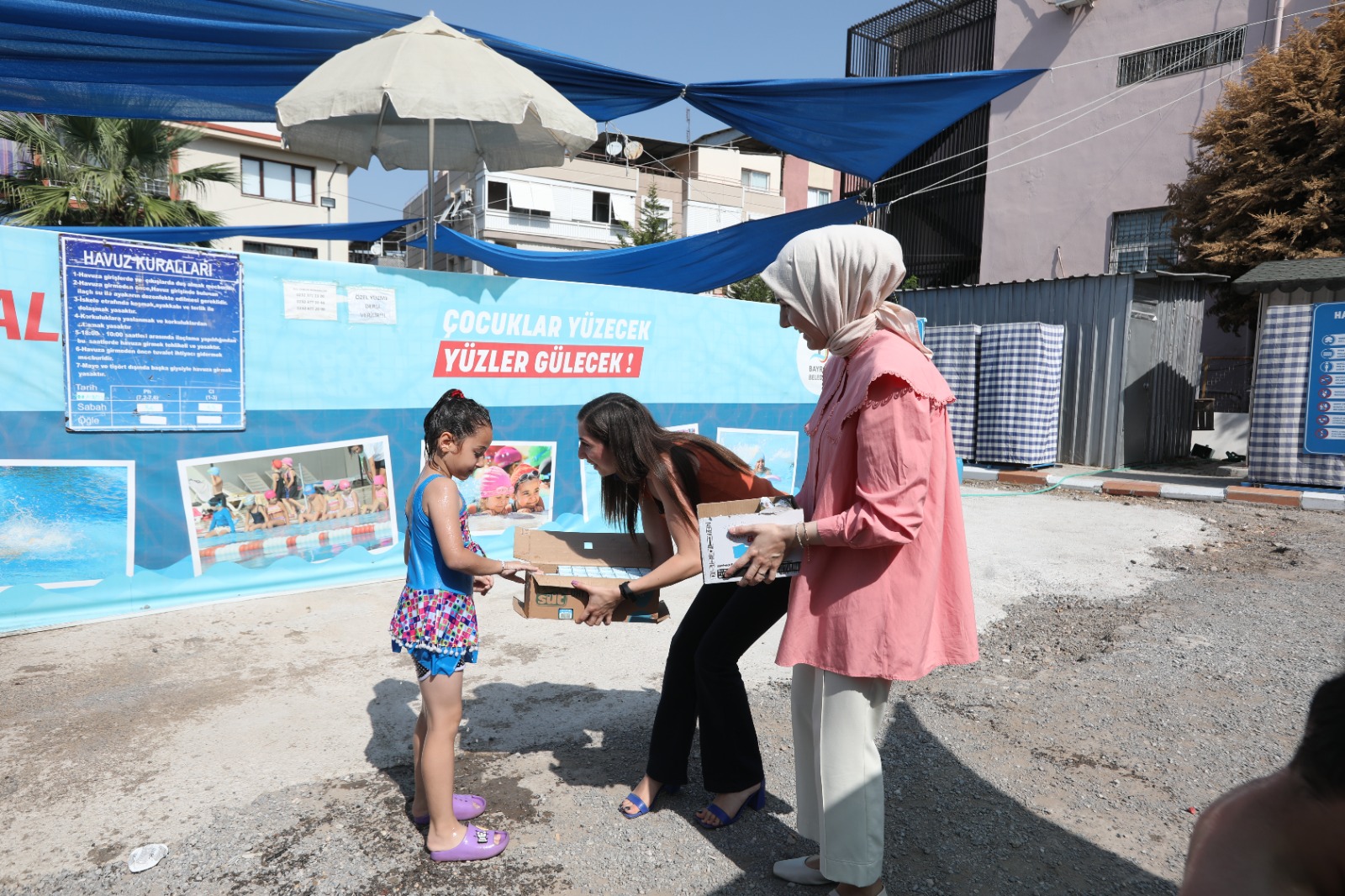 Bayraklı'da 20 çocuk ilk kez havuzla tanıştı