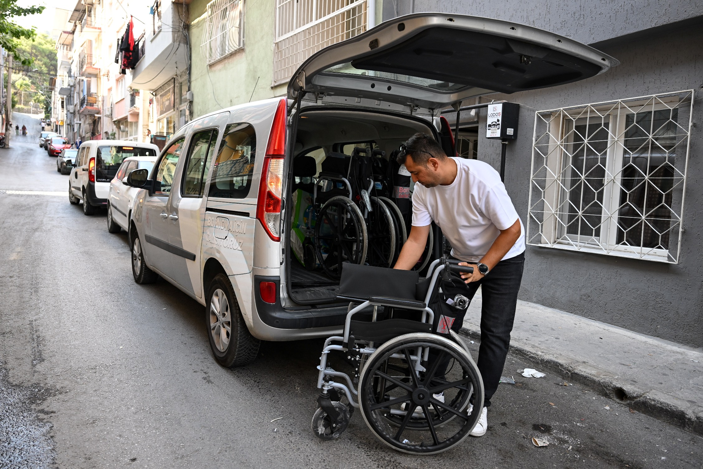 Bornova Belediyesi’nden engelleri kaldıran destek