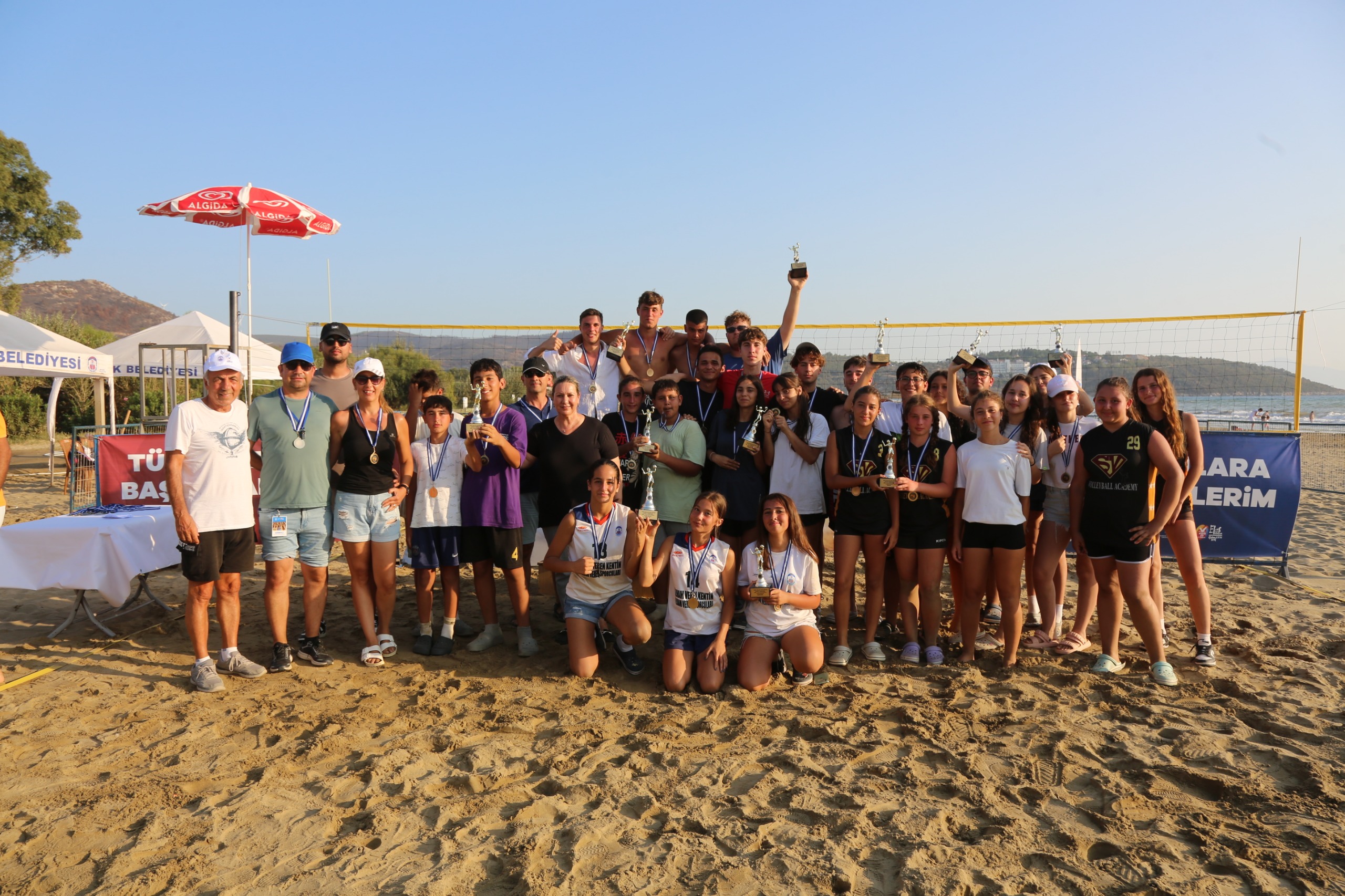 Gençler Zafer Turnuvası Plaj Voleybolu kategorisinde hem eğlendi hem yarıştı