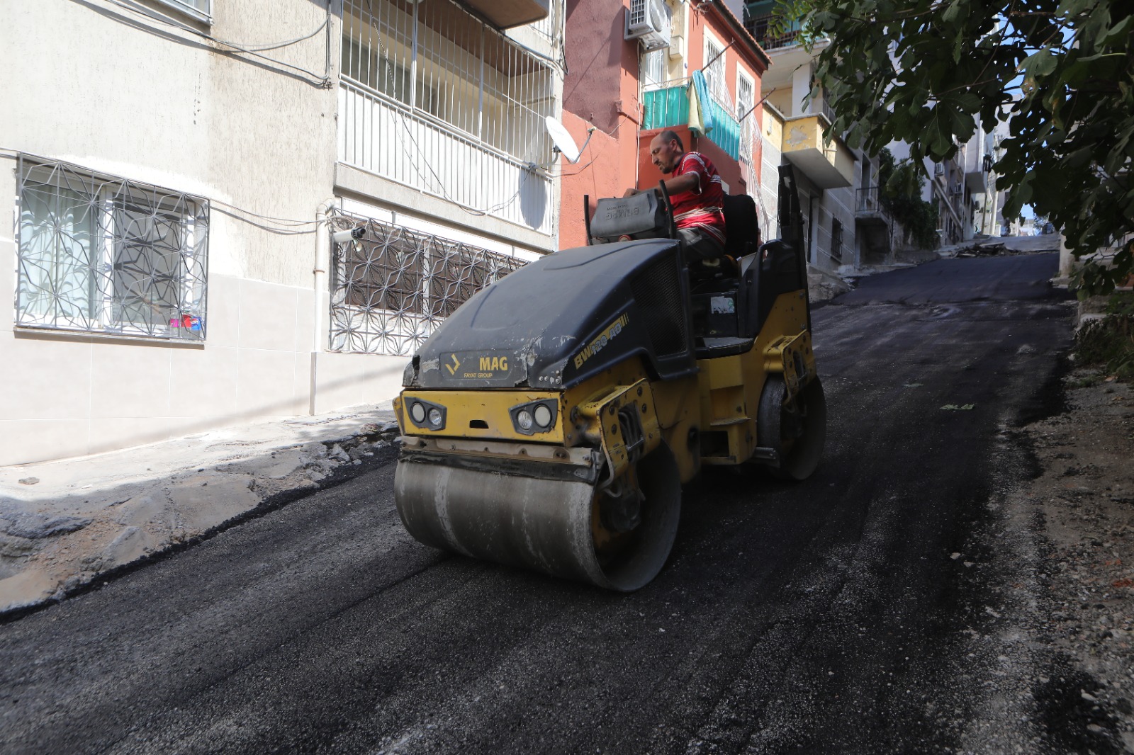 Bayraklı'da yol yenileme seferberliği sürüyor