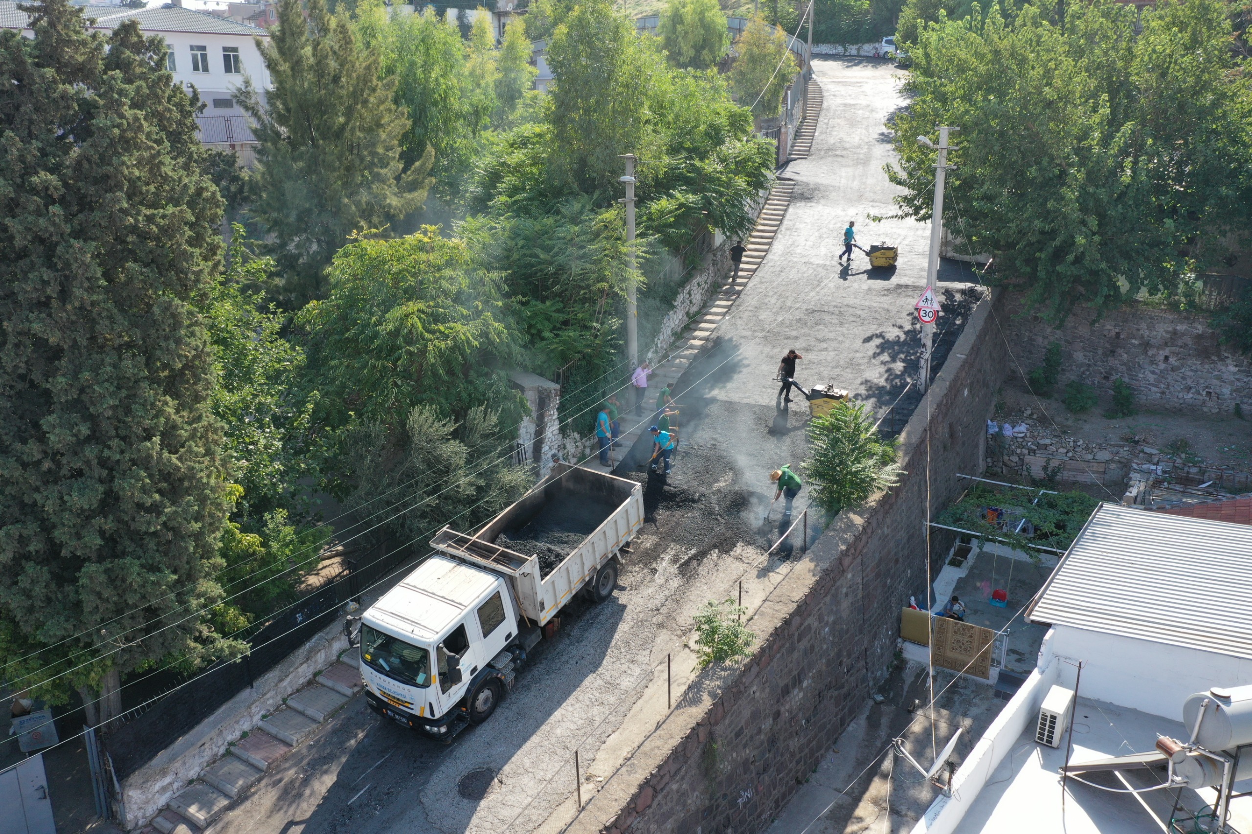 Konak’ın yolları yenileniyor: Asfalt çalışmaları hızlandı