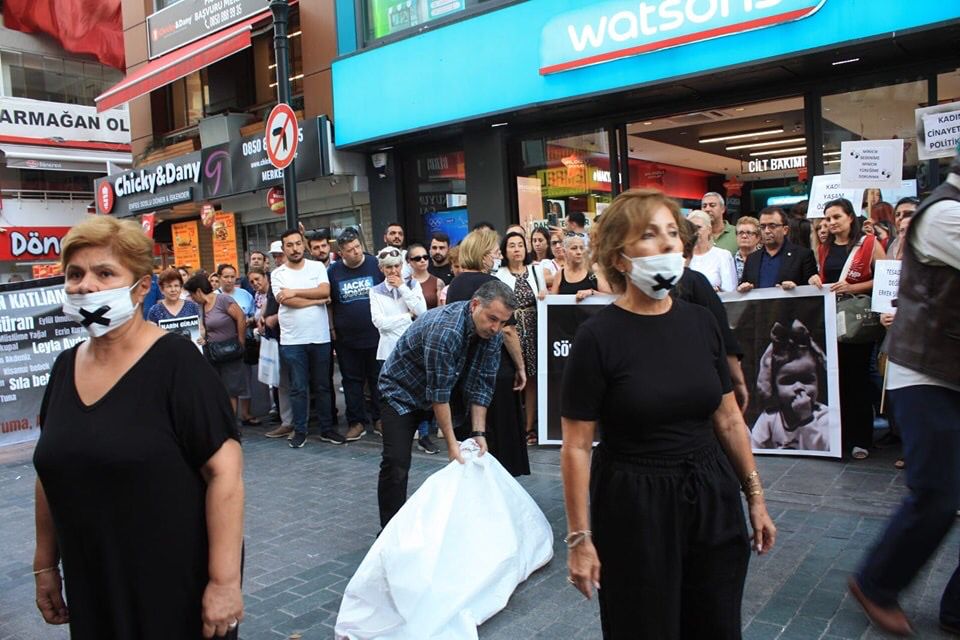 CHP Karşıyaka Kadın Kolları’ndan sıra dışı basın açıklaması