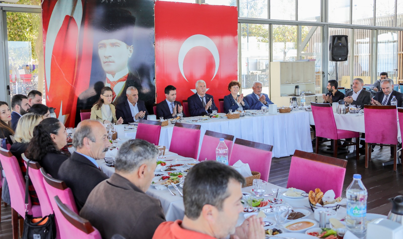 Başkan Önal, muhtarlarla buluştu: "Bayraklı için gece gündüz çalışıyoruz"