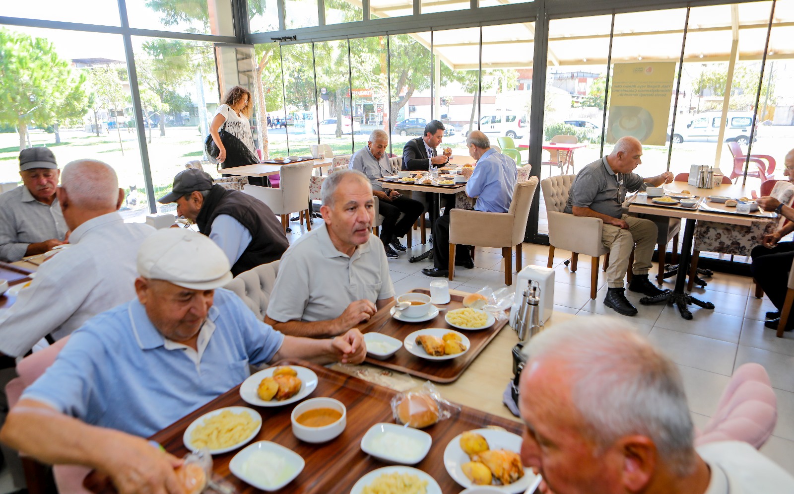 Bayraklı'da üçüncü kent lokantası açıldı