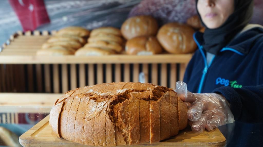 Çeşme Halk Ekmek Fırını yenilenen makine ağı ile günde 6 bin ekmek üretiyor