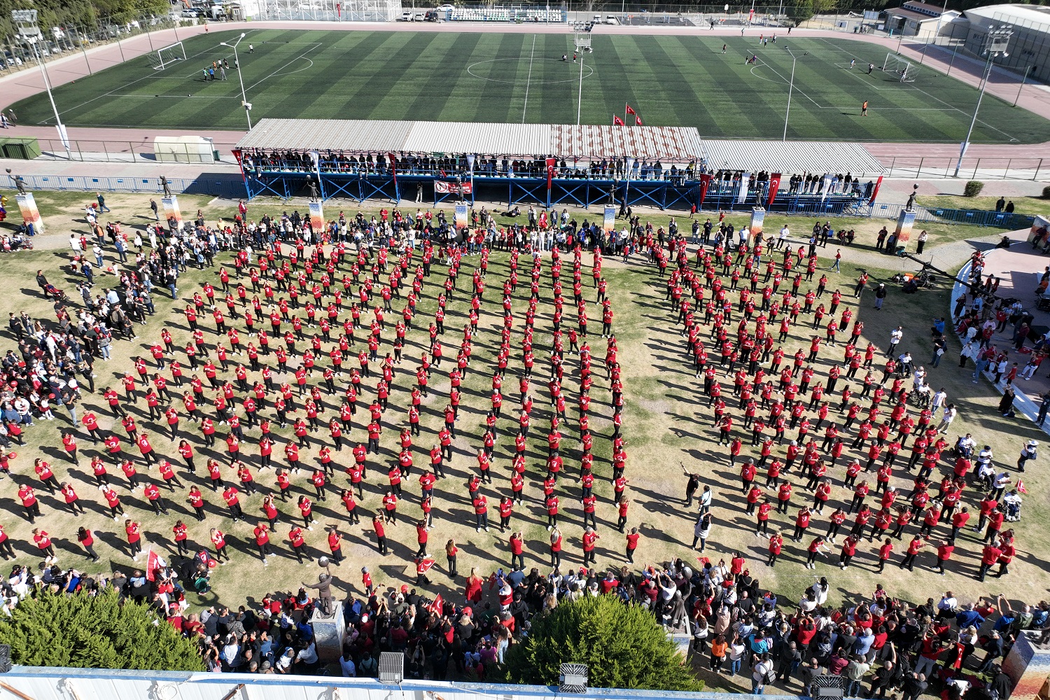 Gaziemir’de 750 kişi Cumhuriyet için harmandalı oynadı