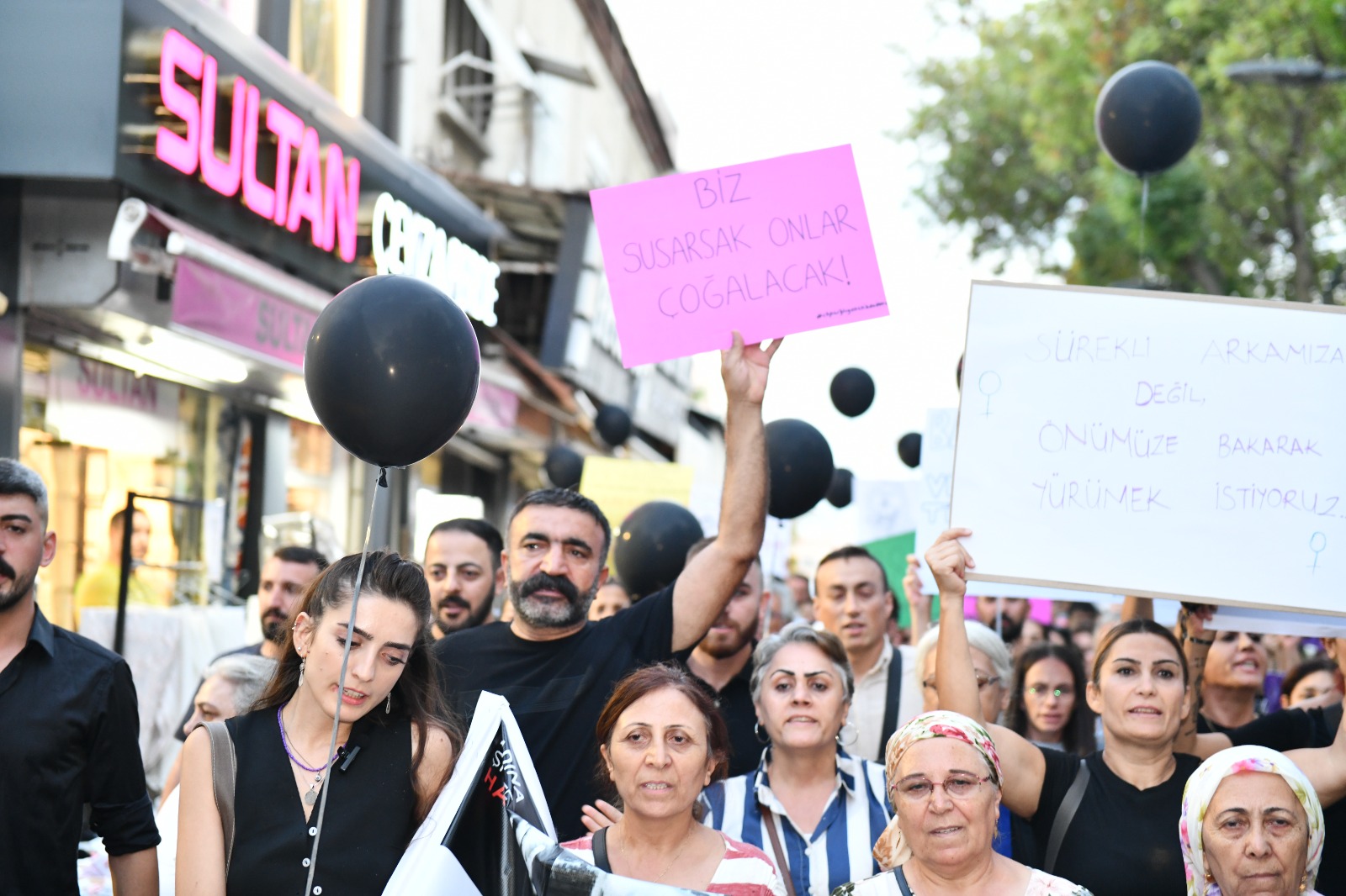 CHP Çiğli İlçe Başkanlığı'ndan Kadına Şiddete Hayır Yürüyüşü