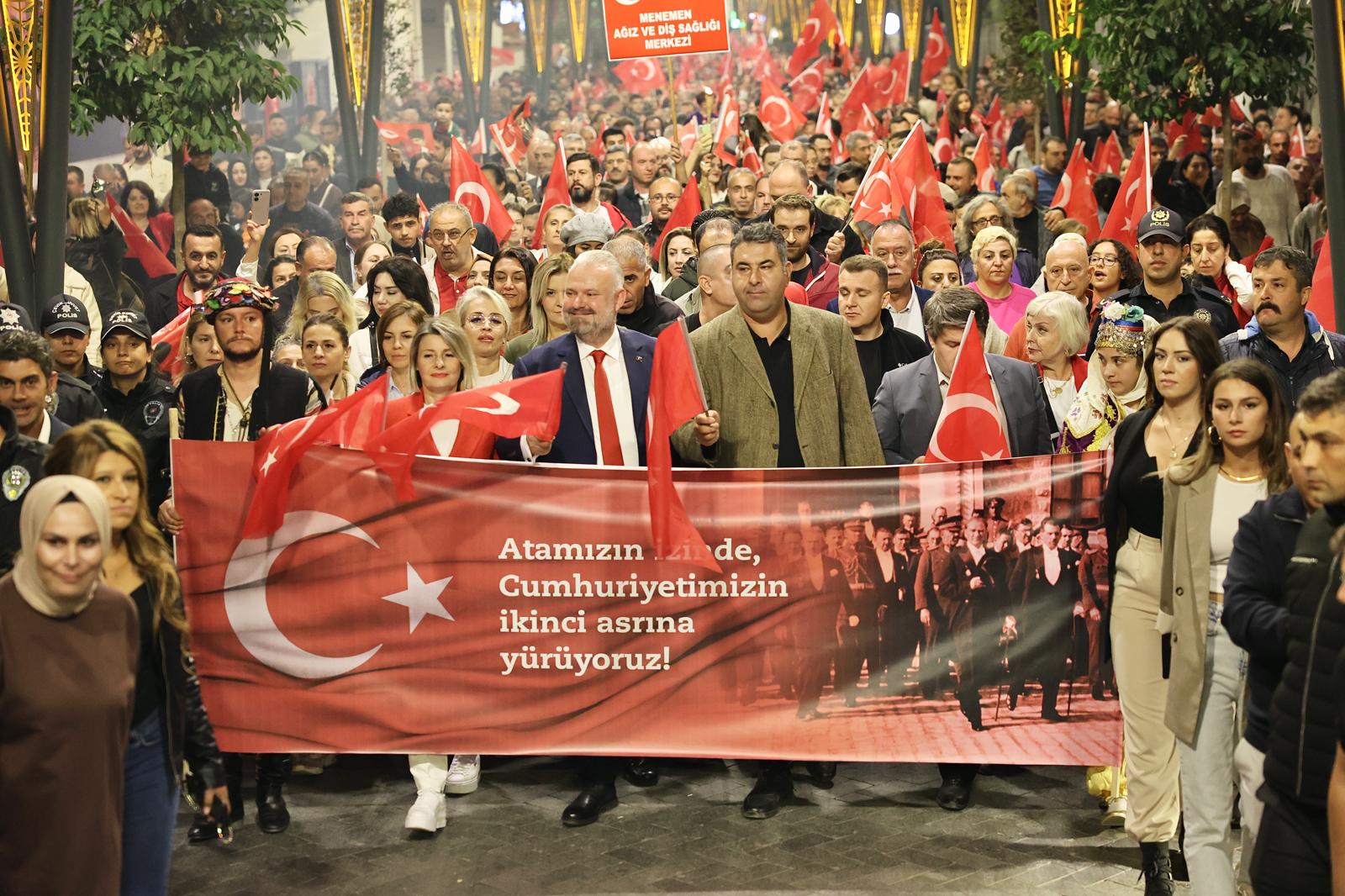 MENEMEN'DE BİNLER, CUMHURİYET AŞKIYLA YÜRÜDÜ