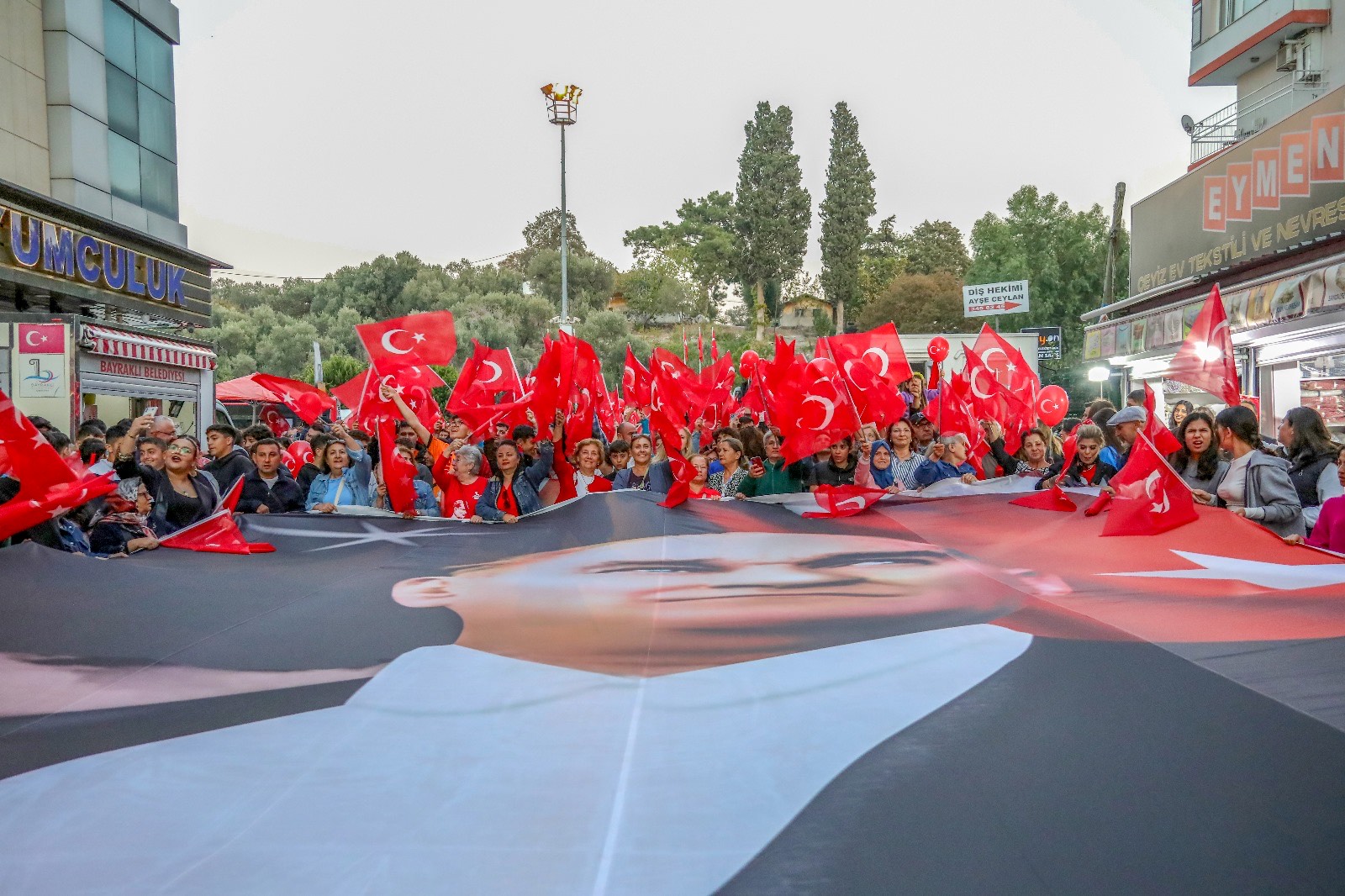 Bayraklı’da Cumhuriyet meşalesi 101’inci yılında büyük coşku 