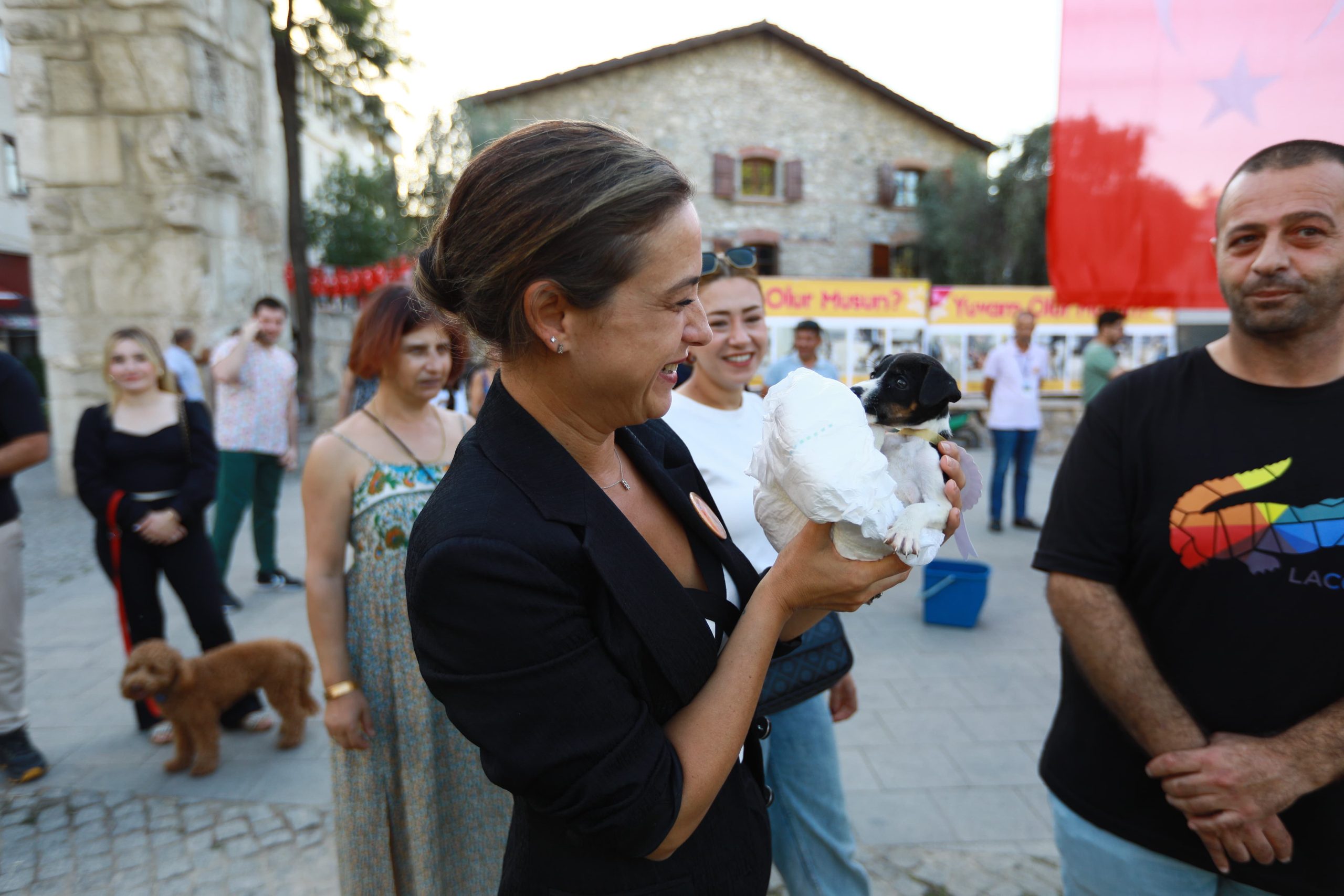 Efes Selçuk Belediyesi’nden Anlamlı Kutlama; “Yuvam Olur Musun?”