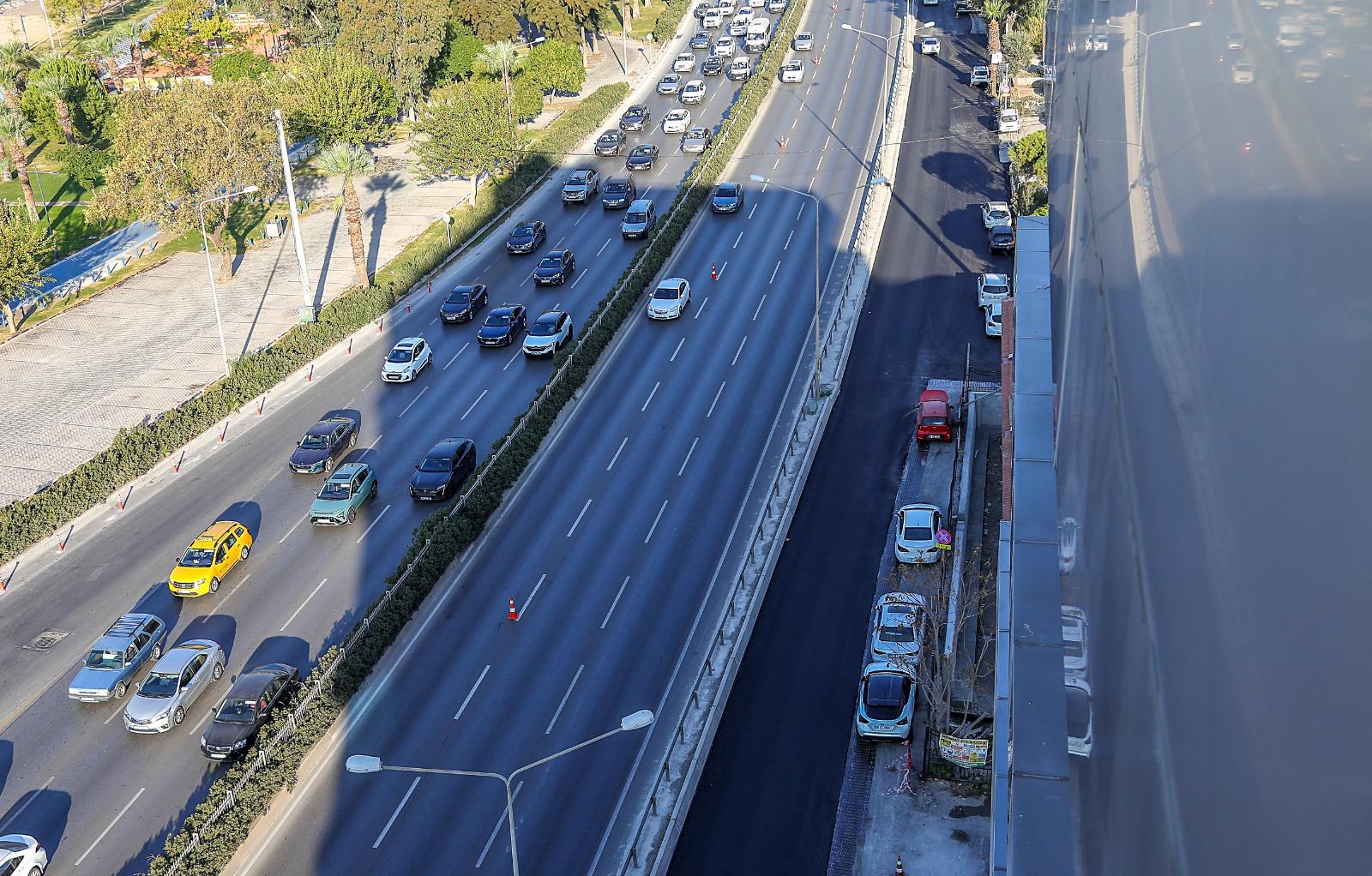 Bayraklı’da yol ve köprü yenileme çalışmaları sürüyor