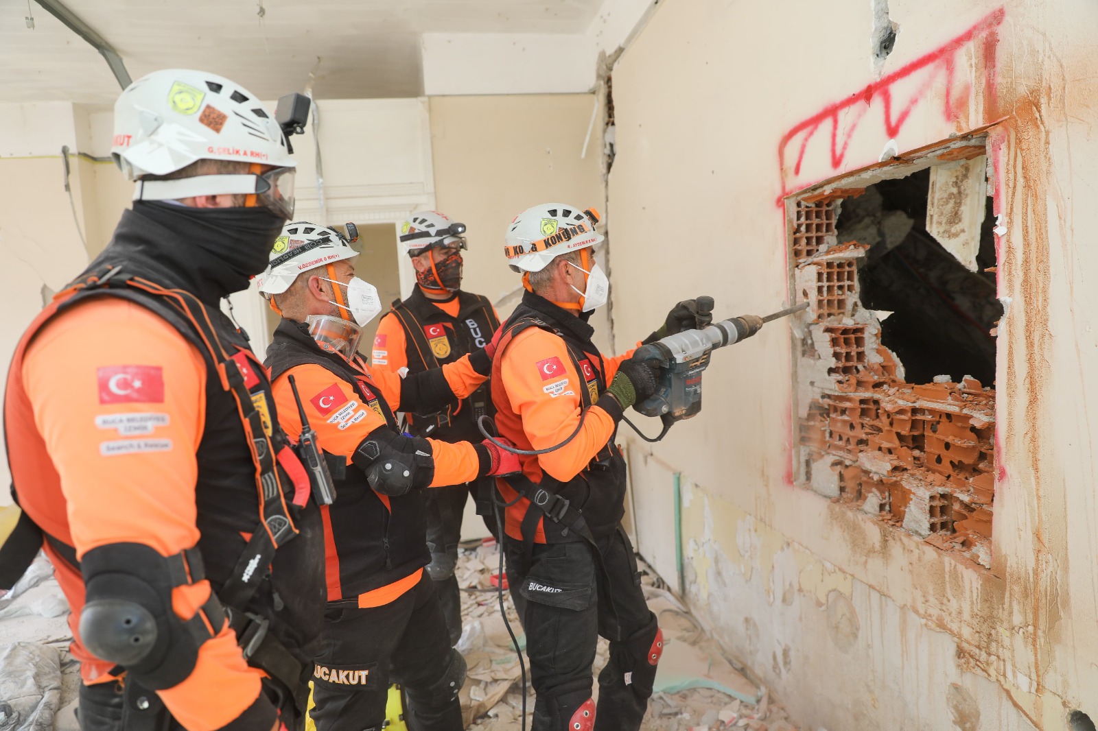 İzmir depreminin yıl dönümünde Buca Belediyesi'ne teşekkür belgesi