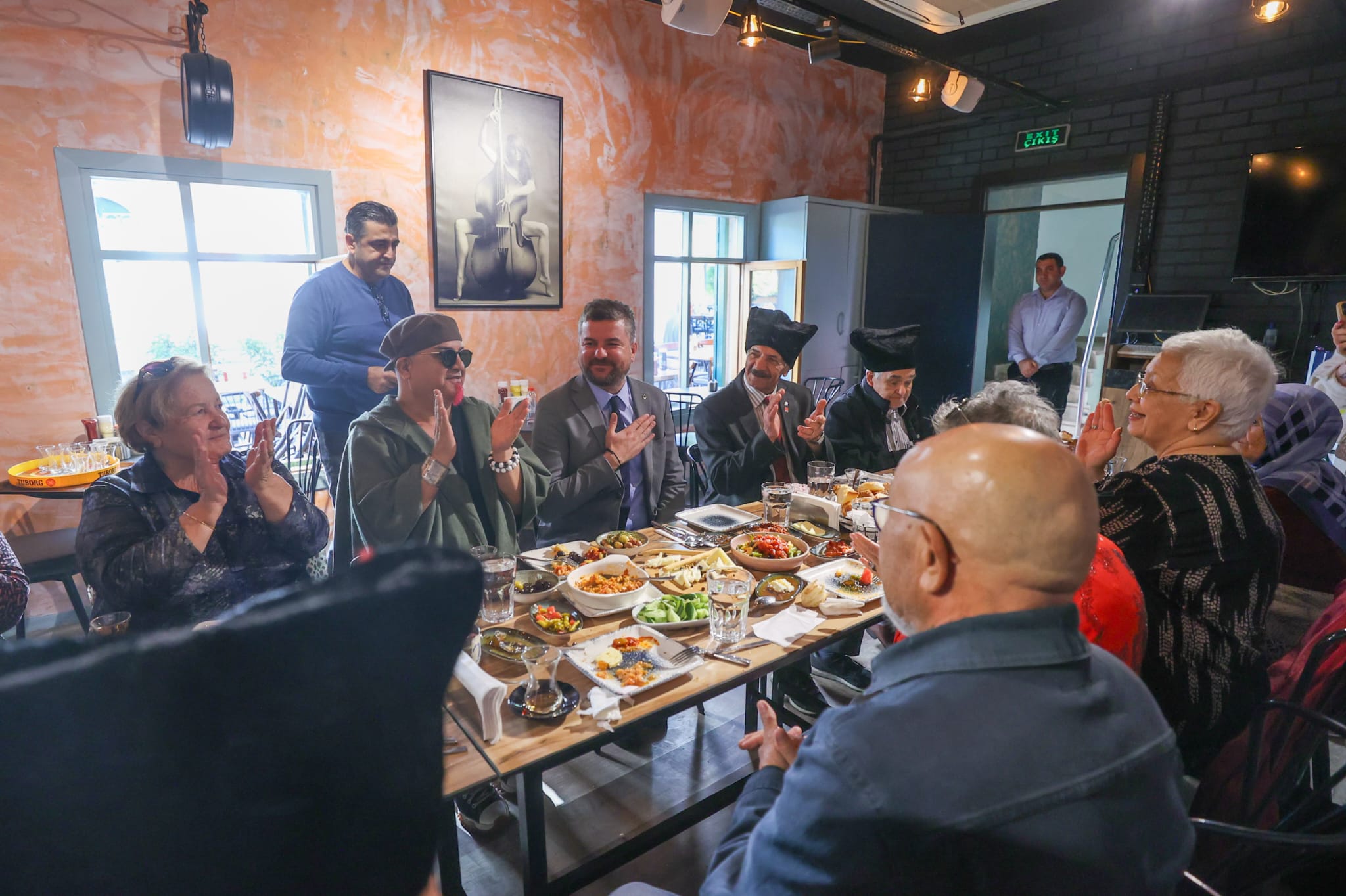 Buca Belediye Başkanı Görkem Duman, ikinci bahar yaşayan çiftlerin heyecanına ortak oldu