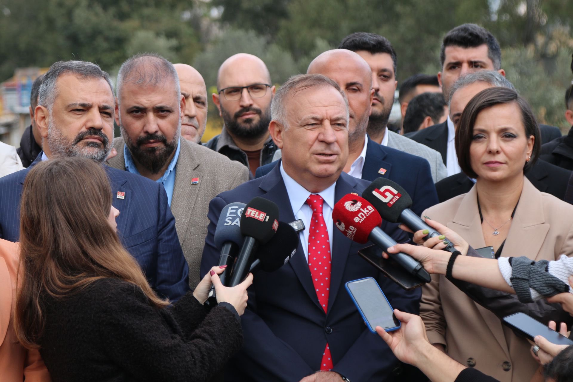 ASLANOĞLU, “AKP VEKİLLERİ KAÇARKEN BİZ VATANDAŞIN AYAĞINA GİDİYORUZ”