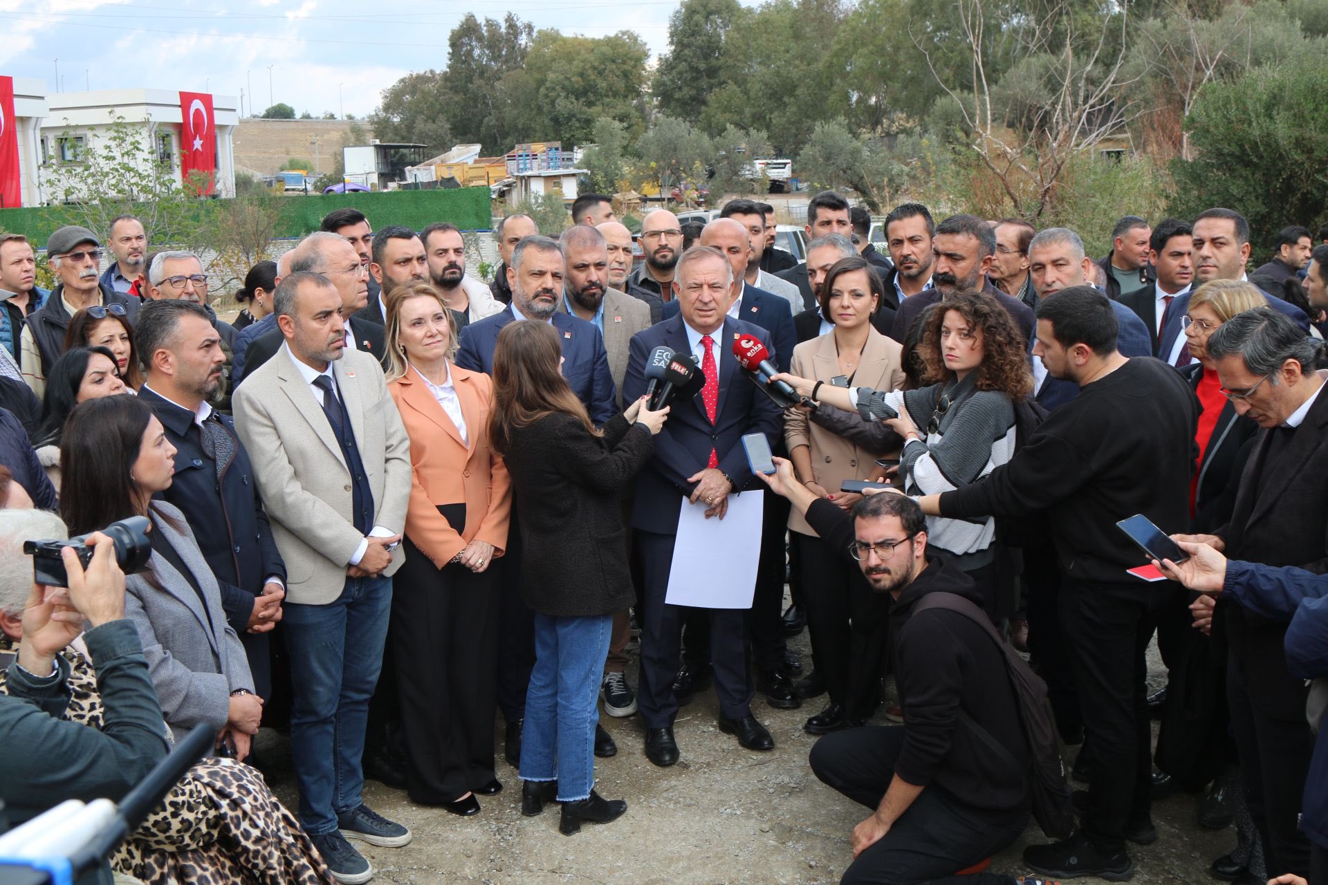 ASLANOĞLU, “AKP VEKİLLERİ KAÇARKEN BİZ VATANDAŞIN AYAĞINA GİDİYORUZ”