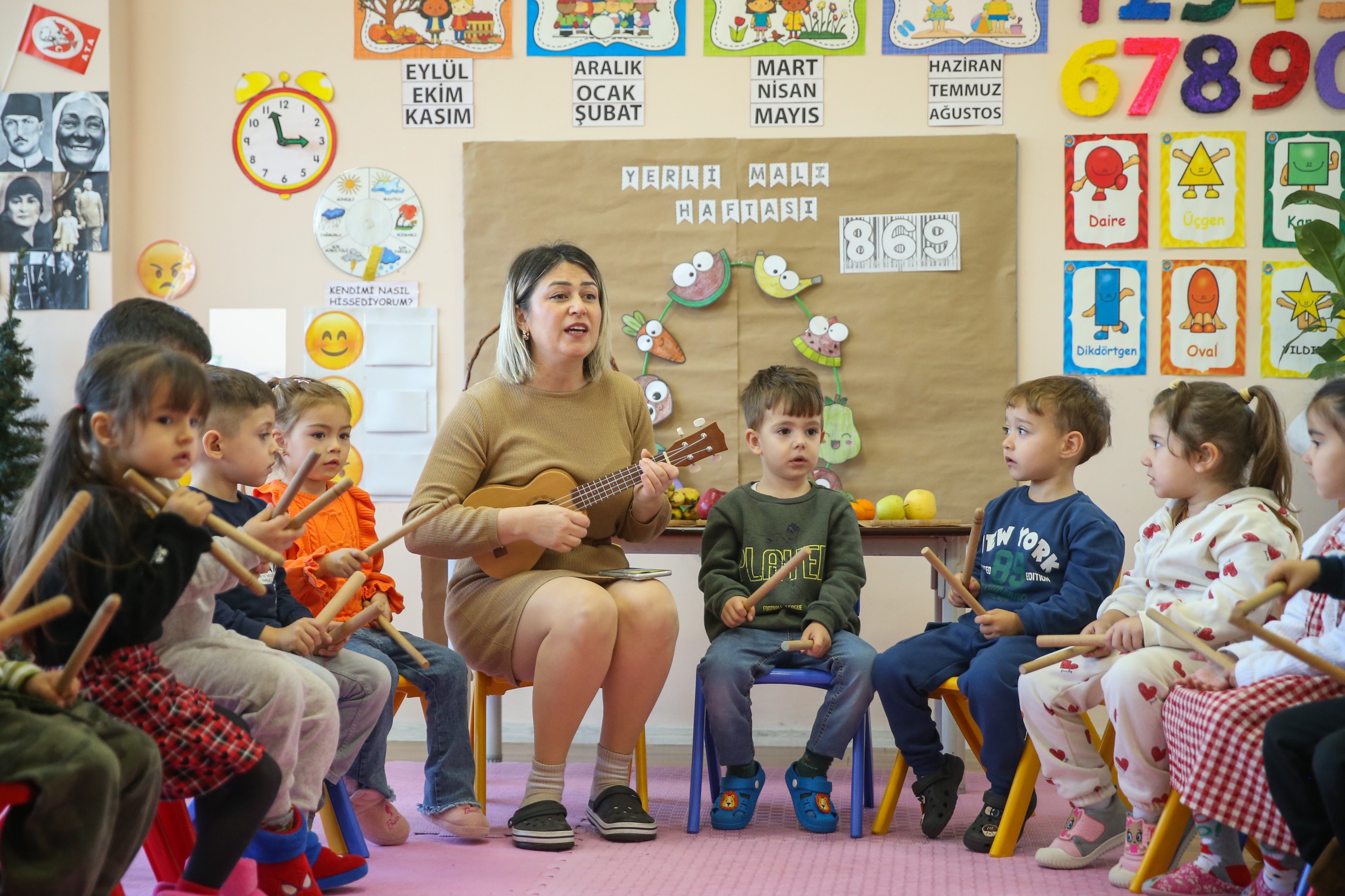 Konak’ta ‘Mutlu Çocuklar Oyun Evleri’ ile çocuklar da anneler de mutlu