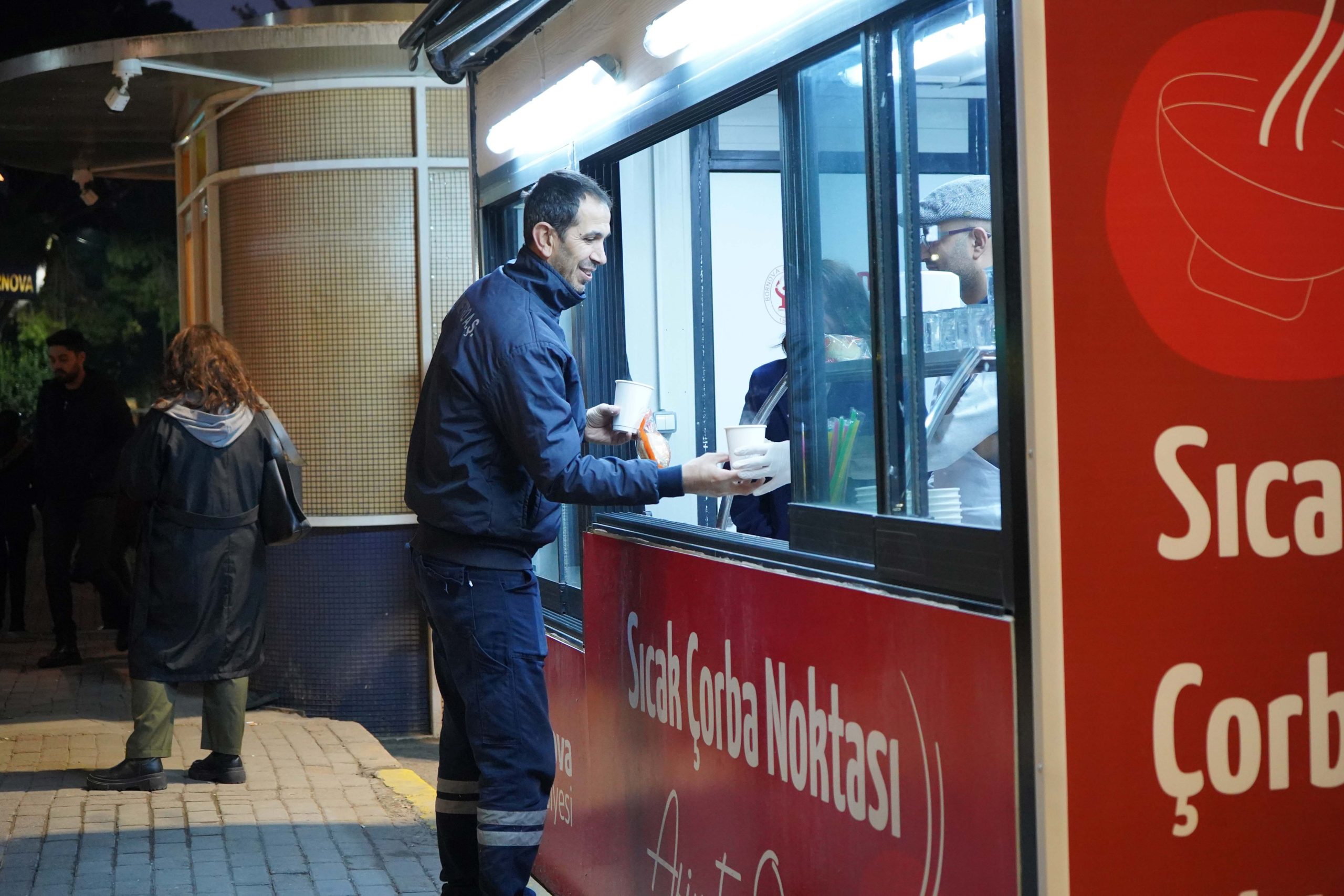 Bornova’da soğuk kış günlerinde içleri ısıtan hizmet