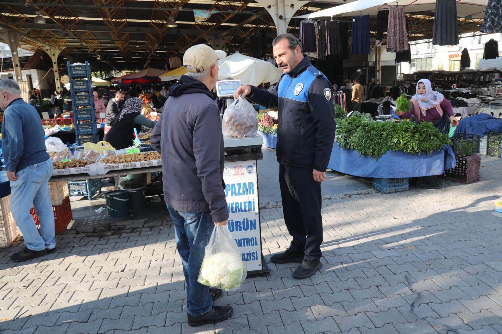 Bayraklı zabıtasından pazar yeri denetimi 