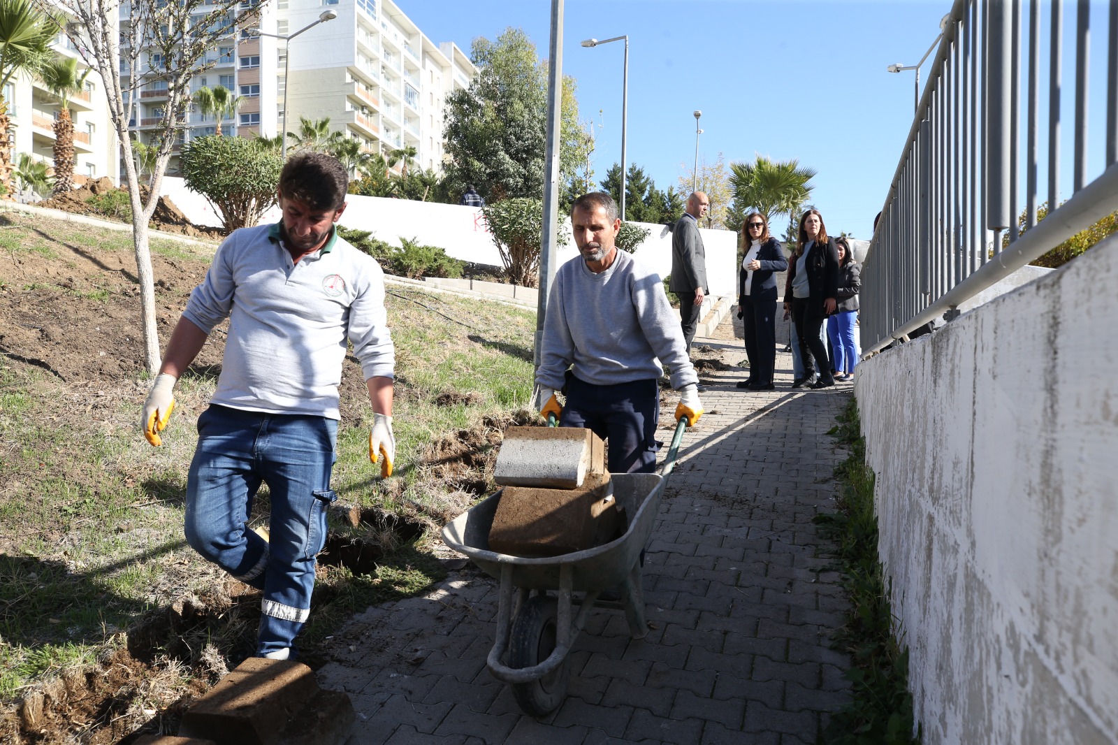 Karşıyaka Belediyesi üretiyor, sokaklar yenileniyor