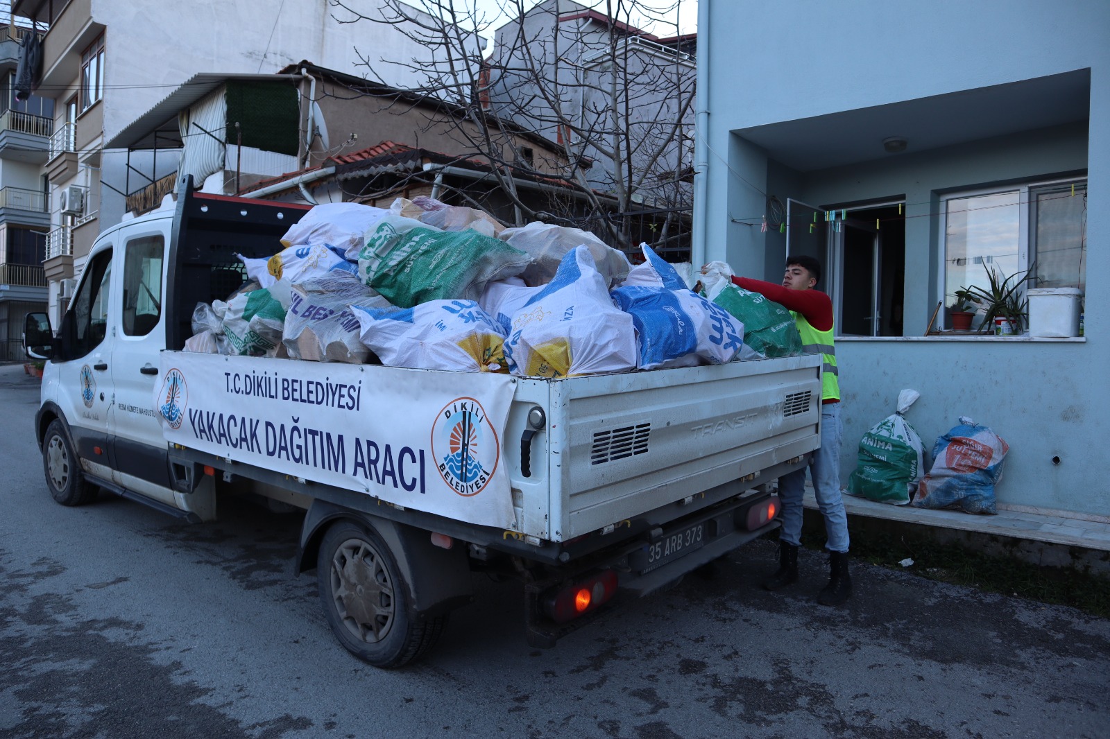 Dikili Belediyesi, ihtiyaç sahibi vatandaşların yuvalarını ısıtmaya devam ediyor